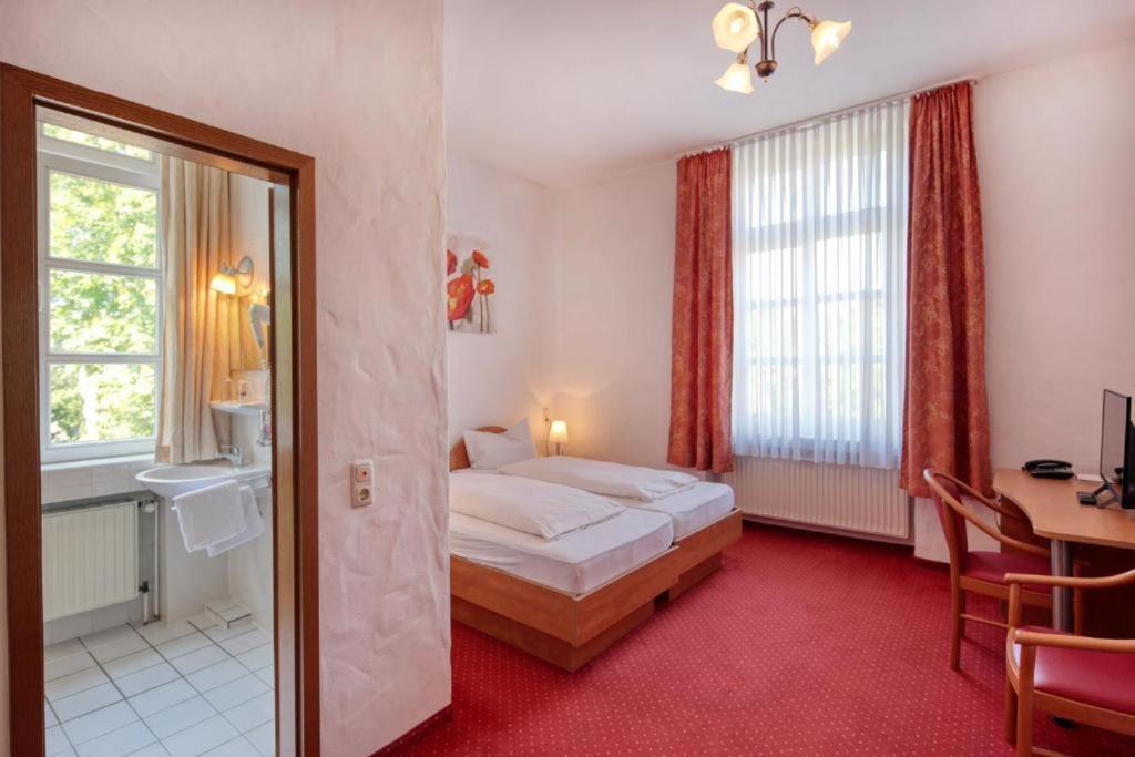 Double Room with Private Bathroom - Photo 6