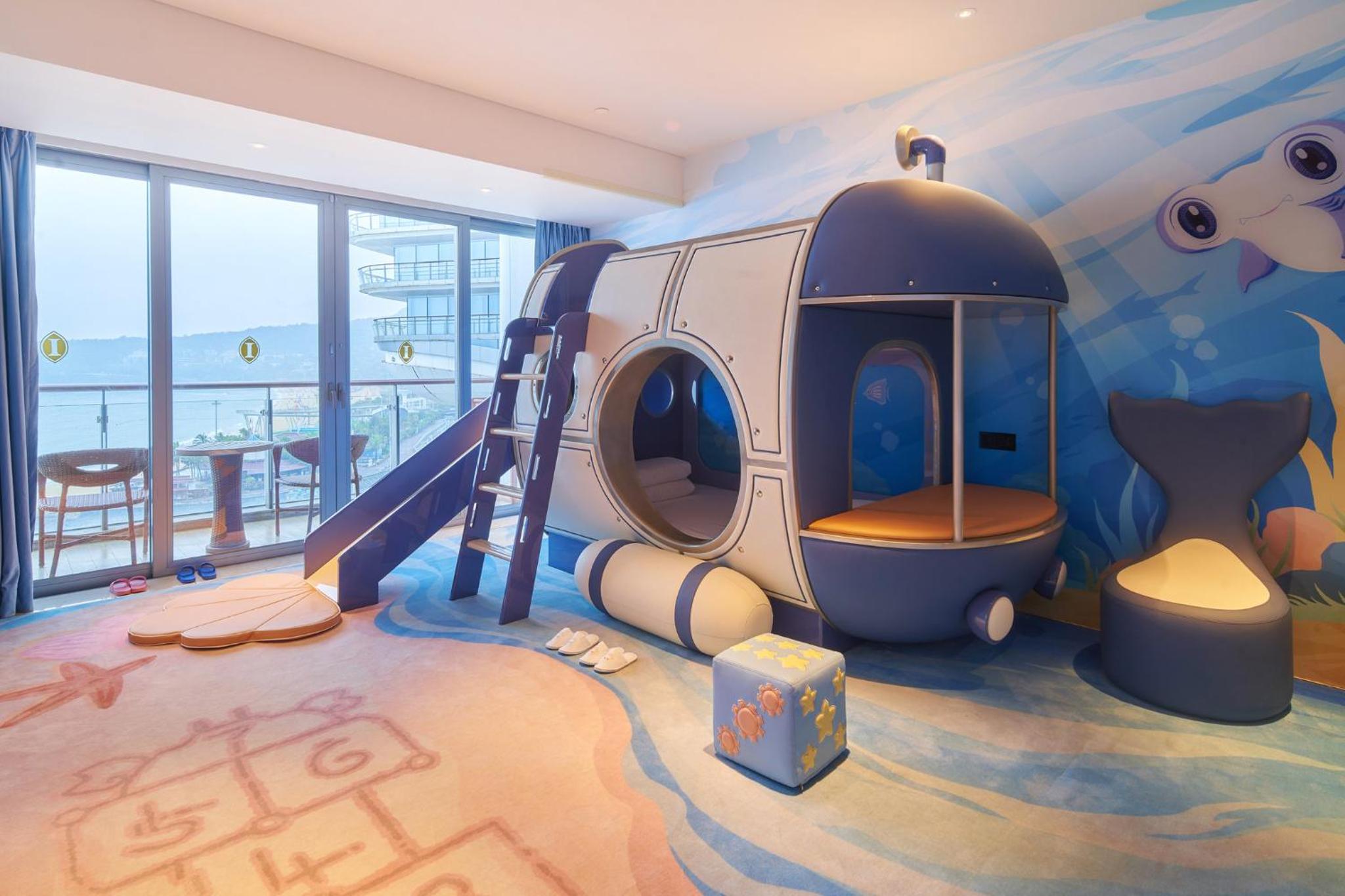 One-Bedroom King Suite with Kid Bed - Kids Theme - Photo 5