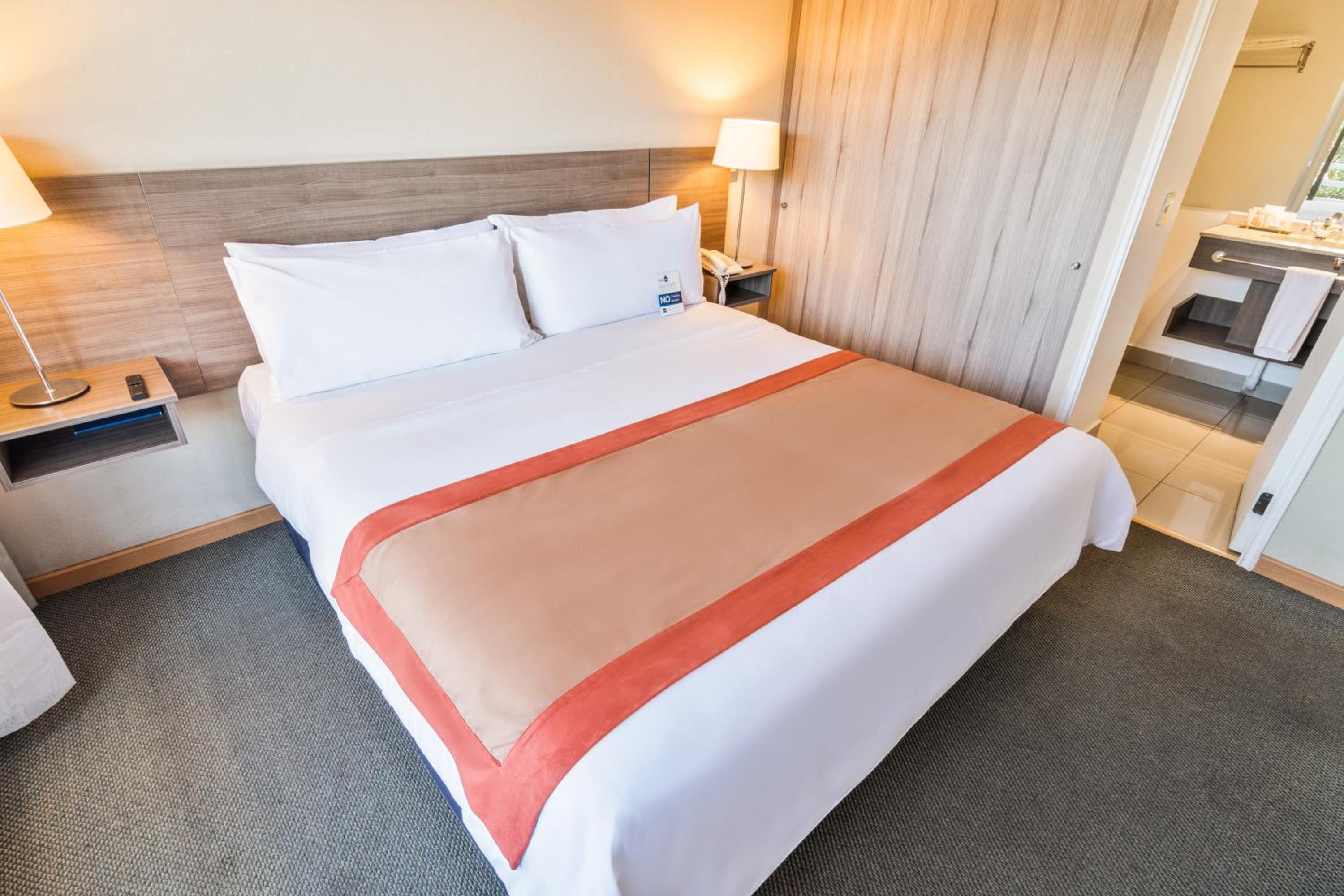 Junior Suite with Queen Bed photo 3