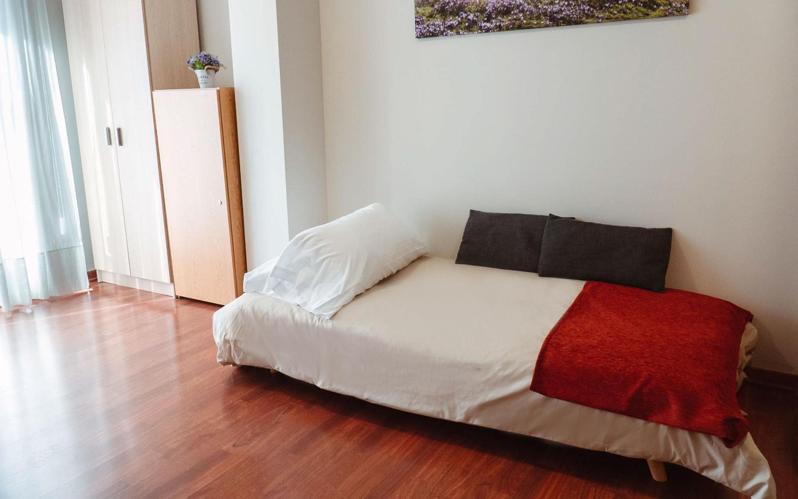 Apartment with Balcony - Photo 4