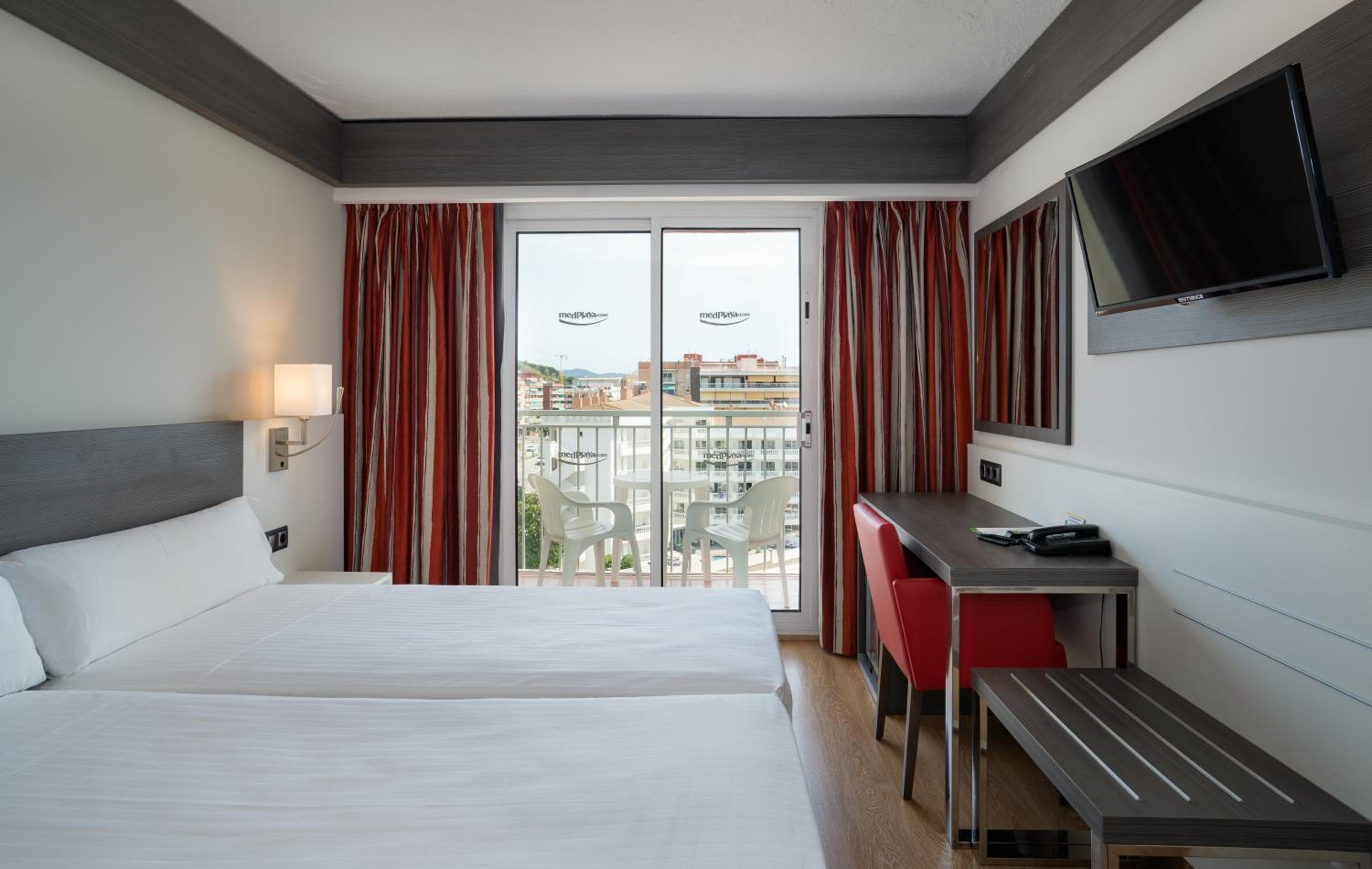 Double Room with Balcony (3 Adults) - Photo 2