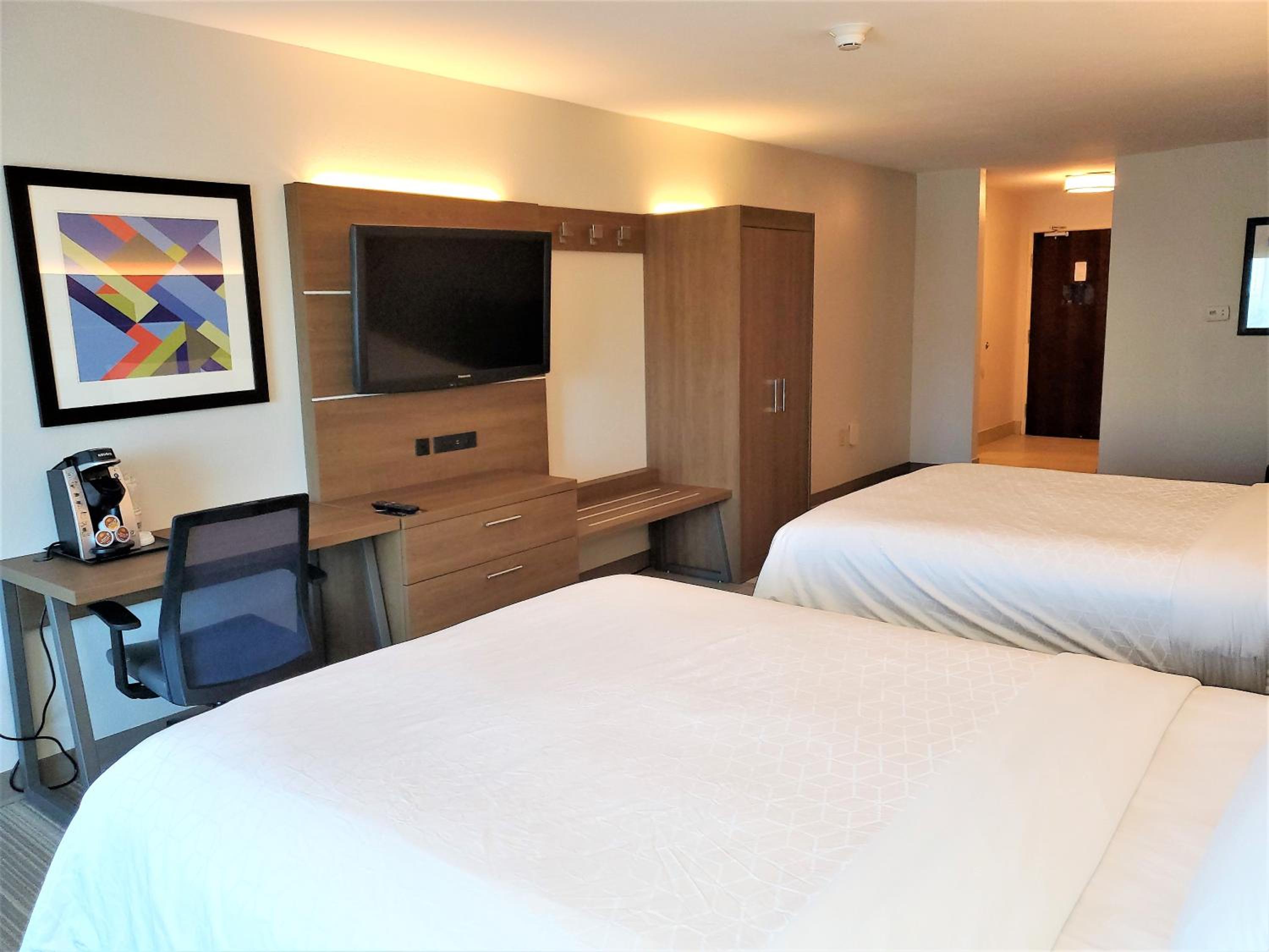 Standard Room with Two Queen Beds - Photo 2