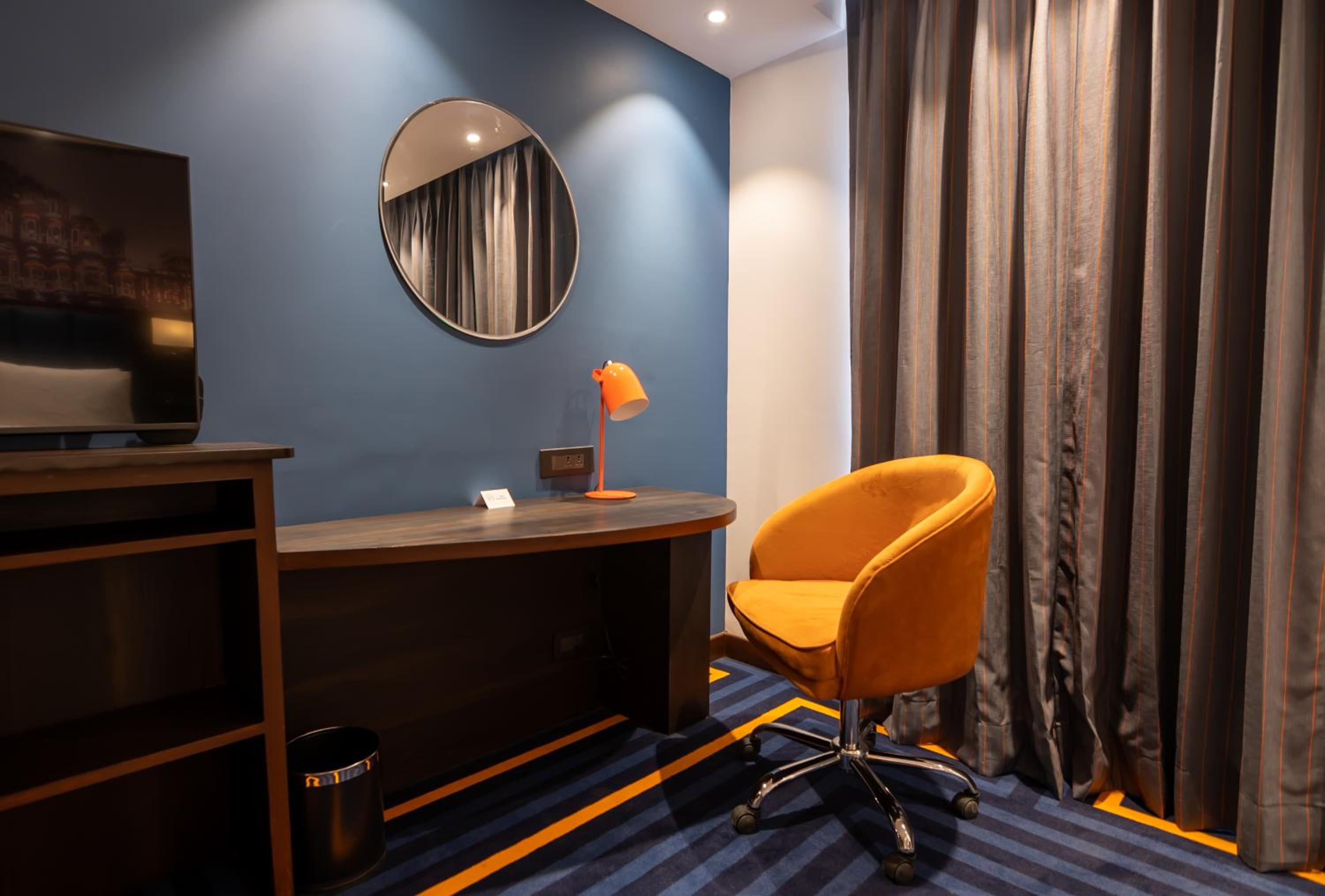 Standard Room: Buy 1 get 1 Happy Hours (11 am-11pm) at Express Cafe & Bar, Rs 250 Meal Credit on purchase of Food &Soft Bev. of Rs1000 (T&C Apply), Complimentary Hi-Tea (4pm-6pm), 15% off on Cab Charges when prebooked atleast 1 day in advance - Photo 1