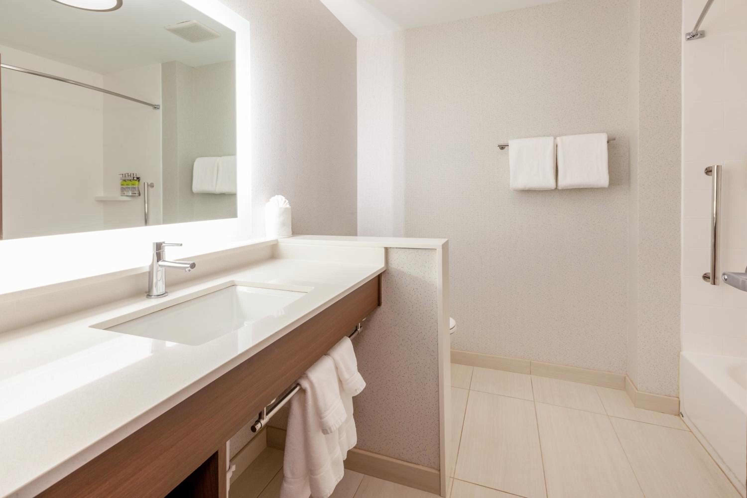 Queen Room with Two Queen Beds - Mobility Access Tub/Non-Smoking - Photo 8