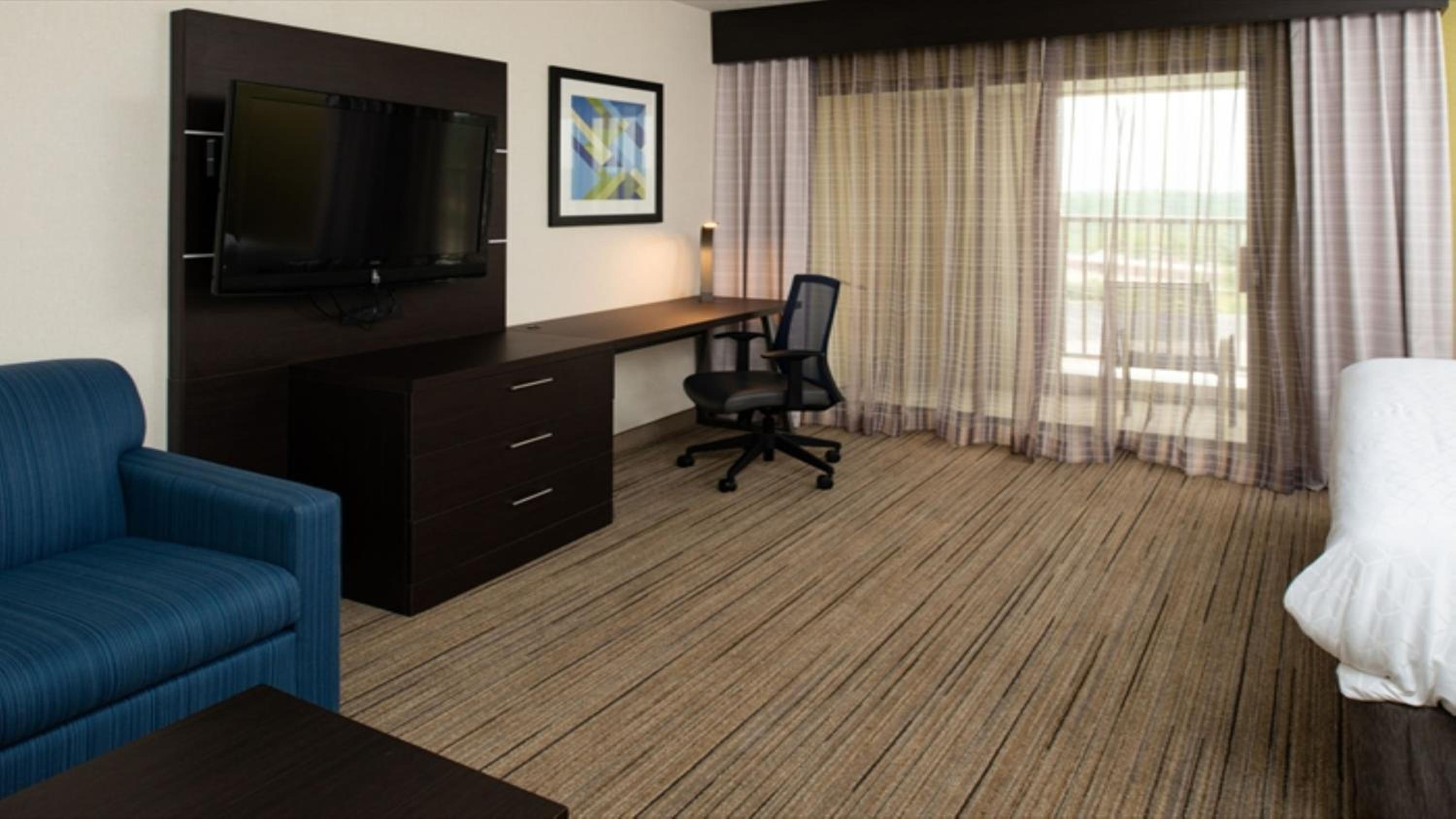 Standard King Room with Sofa Bed - Photo 5