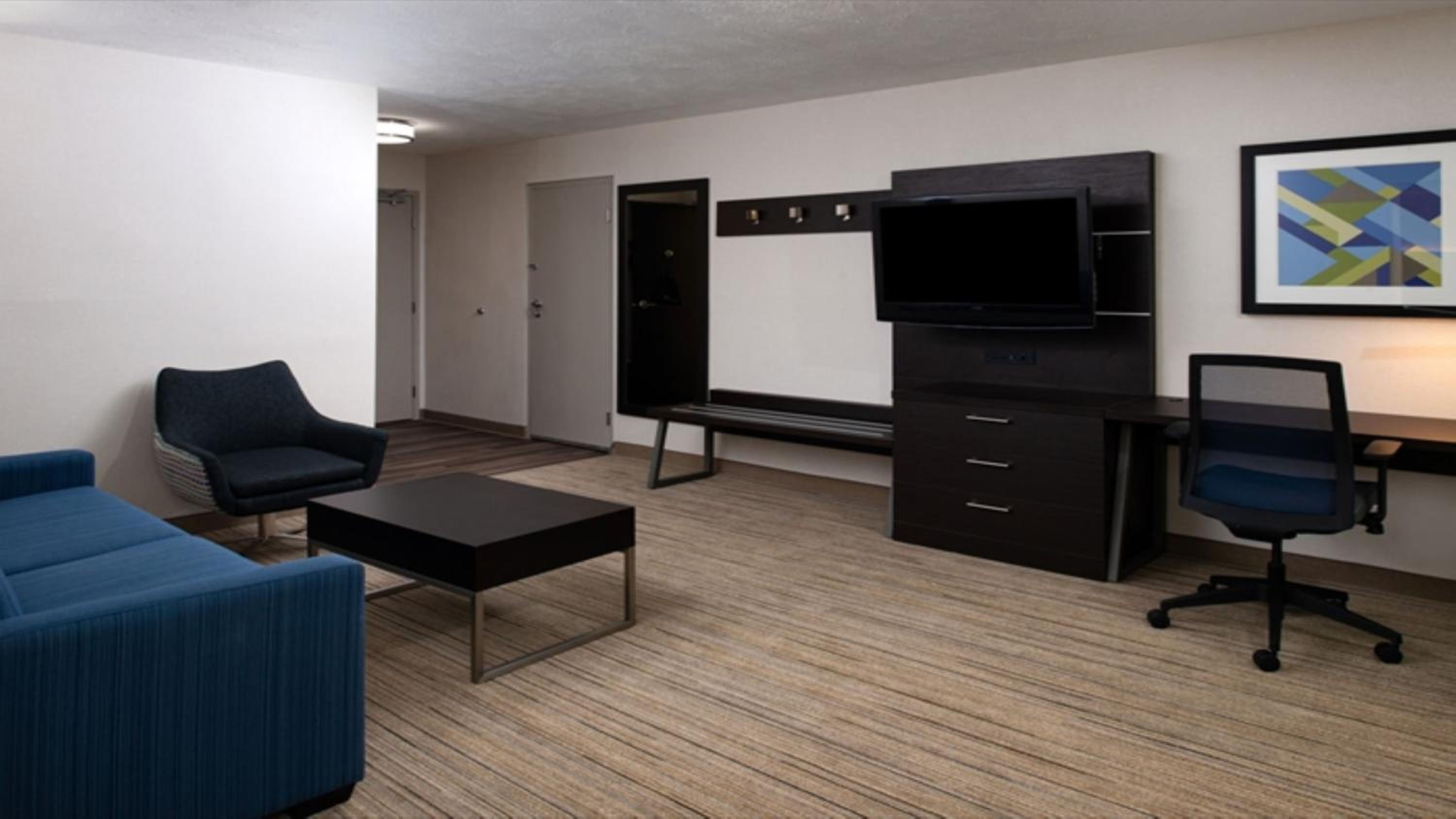 Standard King Room with Extra Space - Photo 5