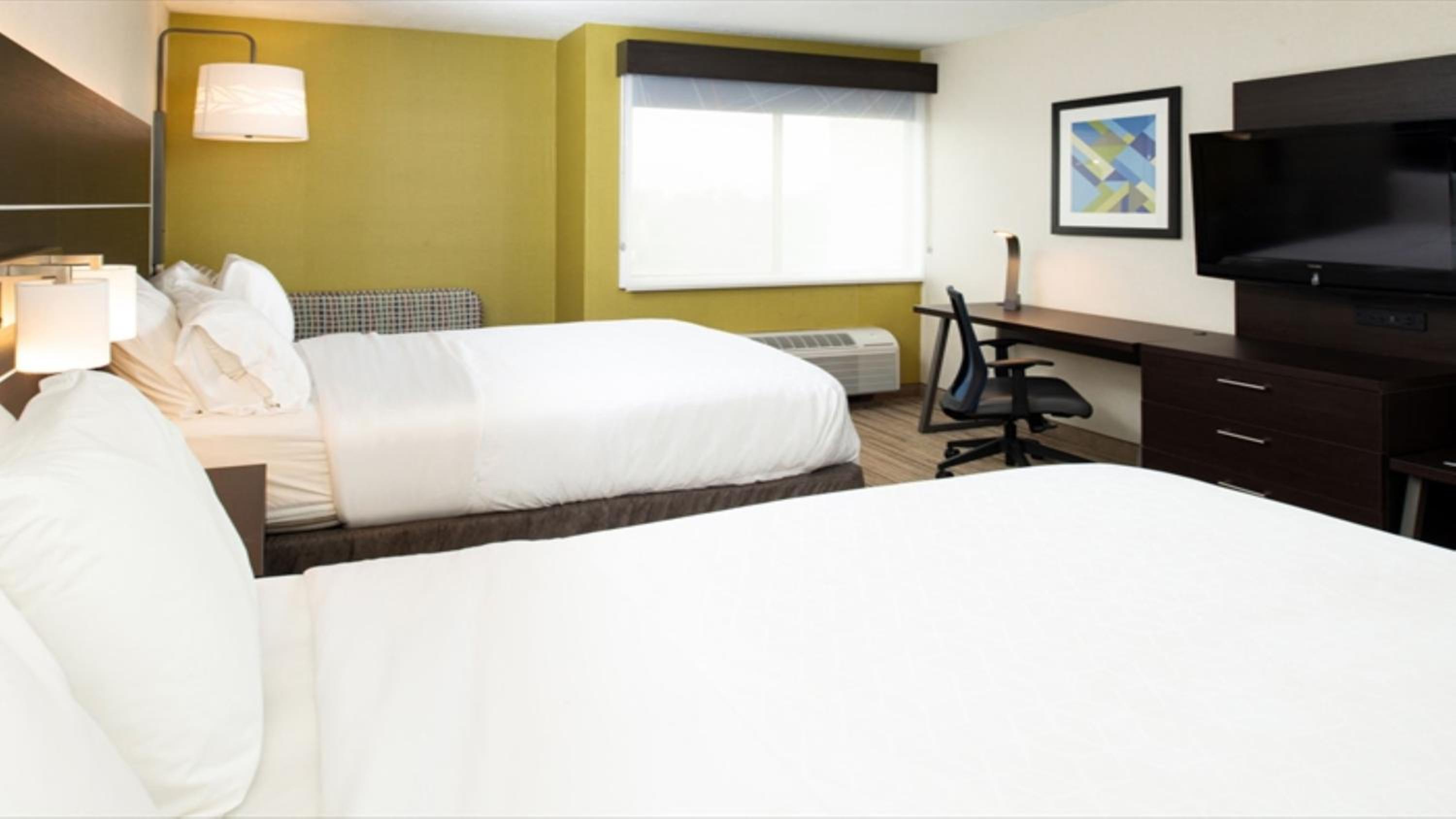 Standard Queen Room with Two Queen Beds - Photo 6