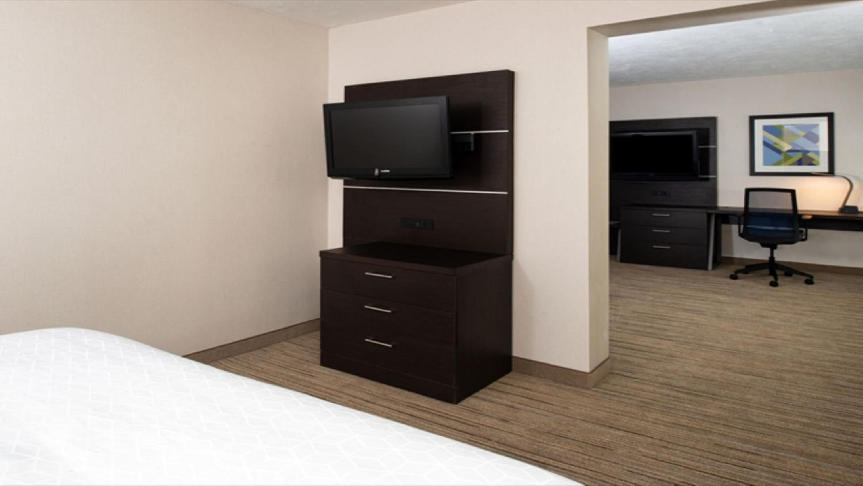 Standard King Room with Extra Space - Photo 4