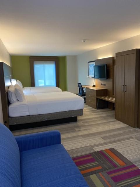 Queen Suite with Two Queen Beds - Photo 2