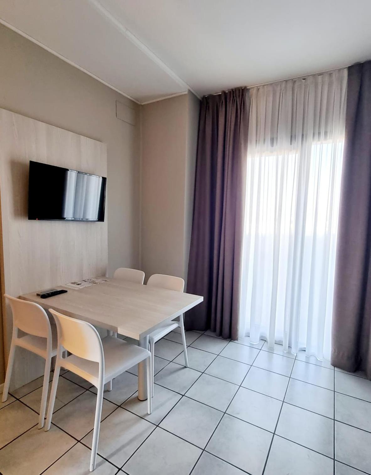 Superior One Bedroom Suite with Terrace and Lake View - Photo 6