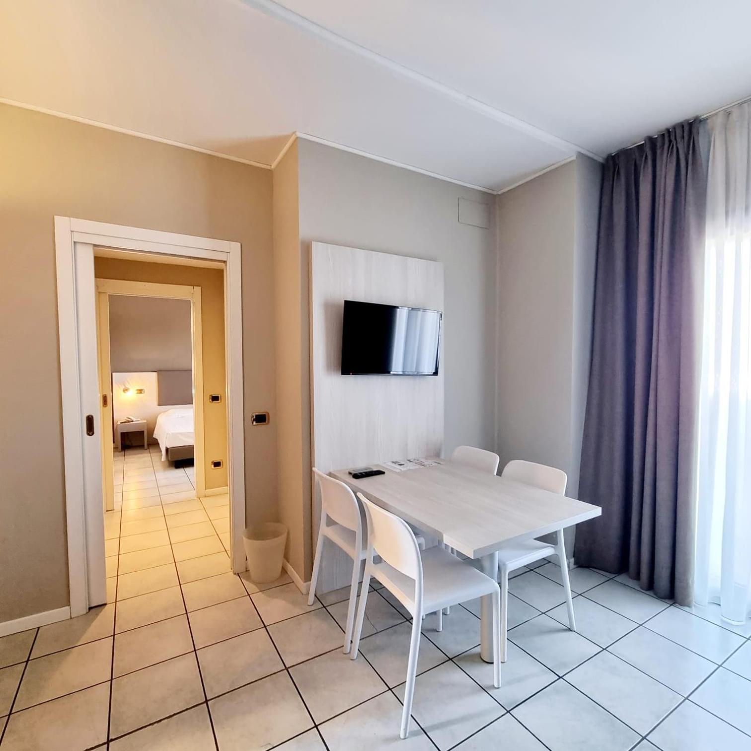 Superior One Bedroom Suite with Terrace and Lake View - Photo 3