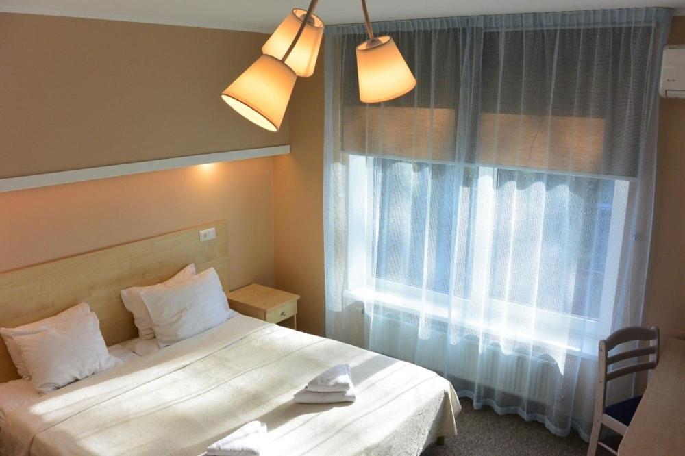 Standard Double or Twin Room - Photo 11