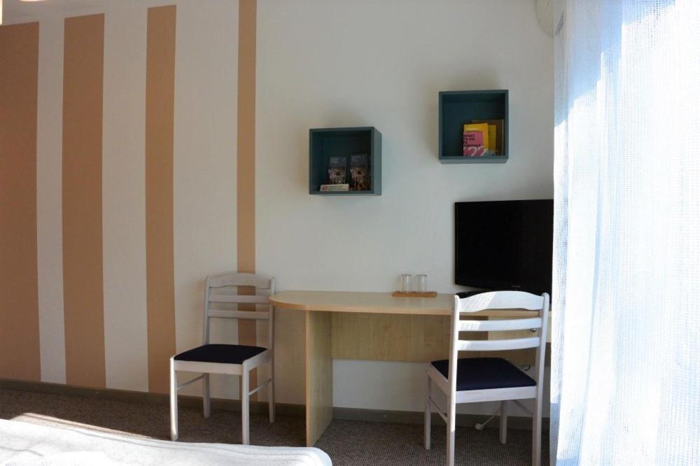 Standard Double or Twin Room - Photo 10