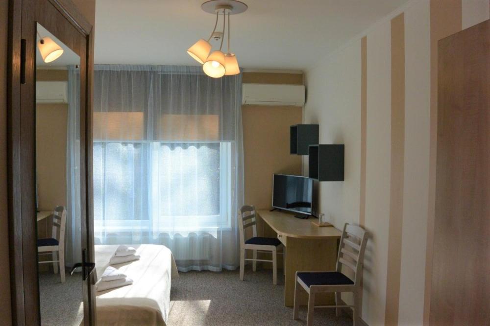 Standard Double or Twin Room - Photo 9