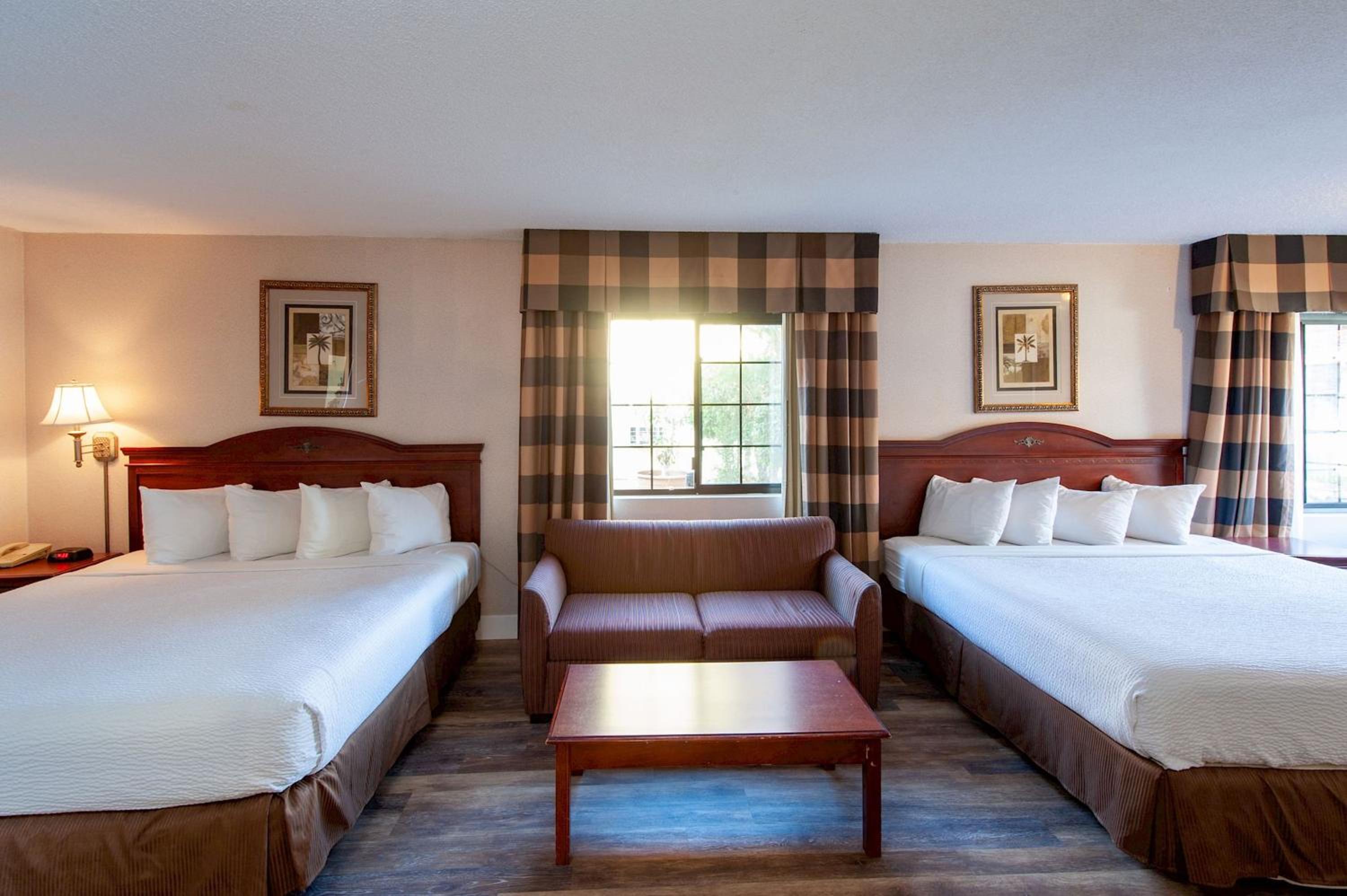 Deluxe King Suite with Two King Beds - Non-Smoking photo 2