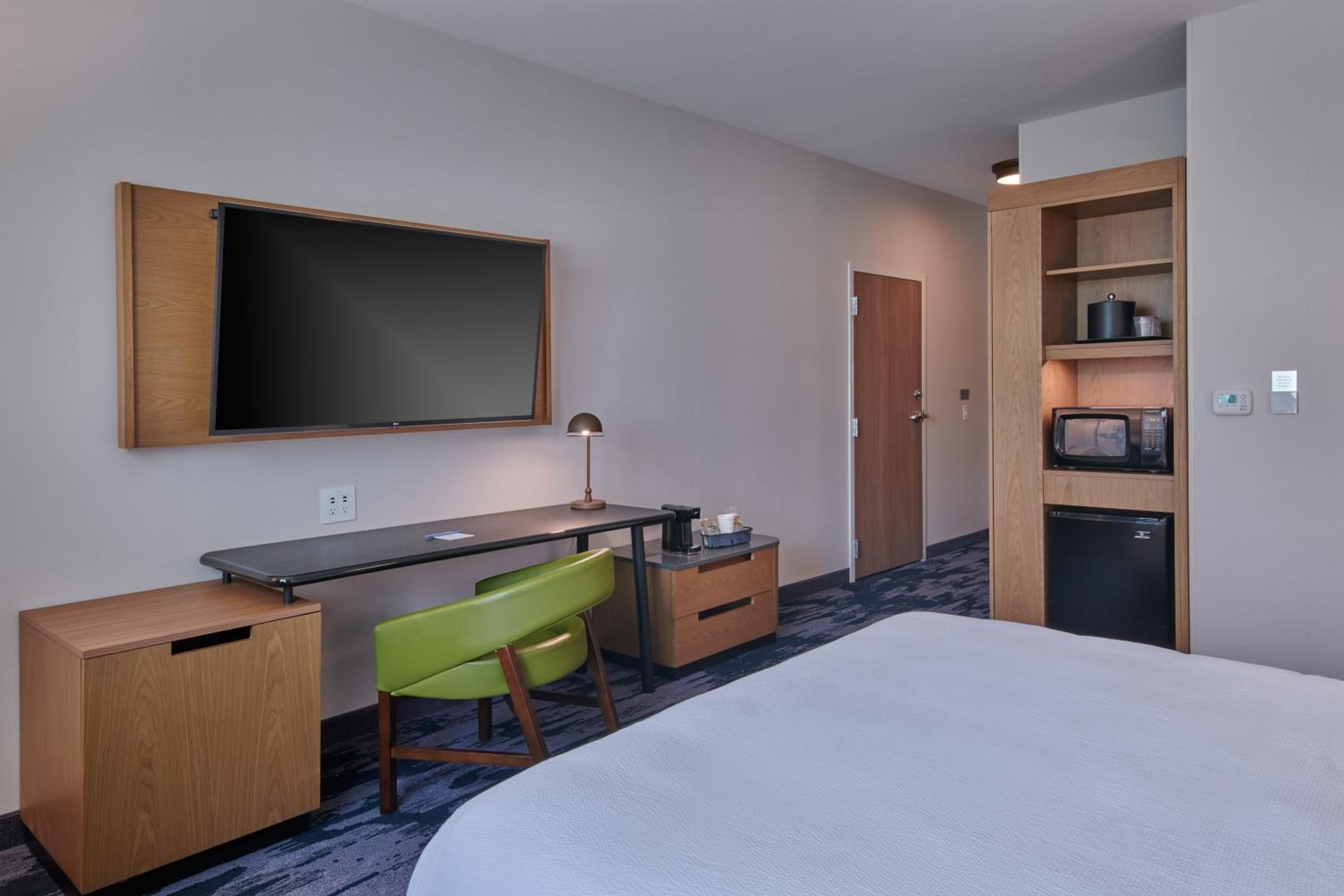King Room With Roll-In Shower - Mobility And Hearing Accessible