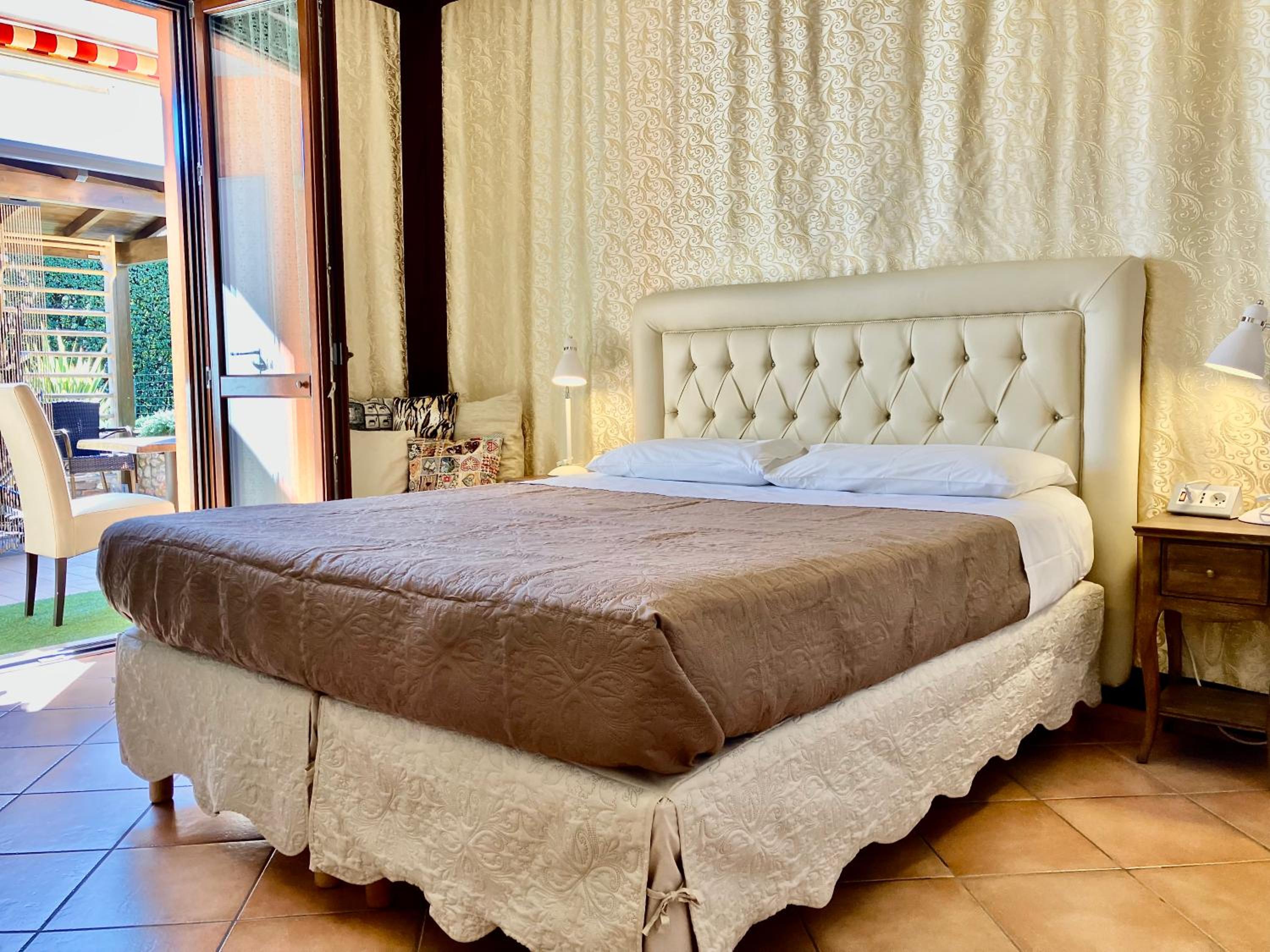 Deluxe Double or Twin Room with Spa Bath - Photo 1