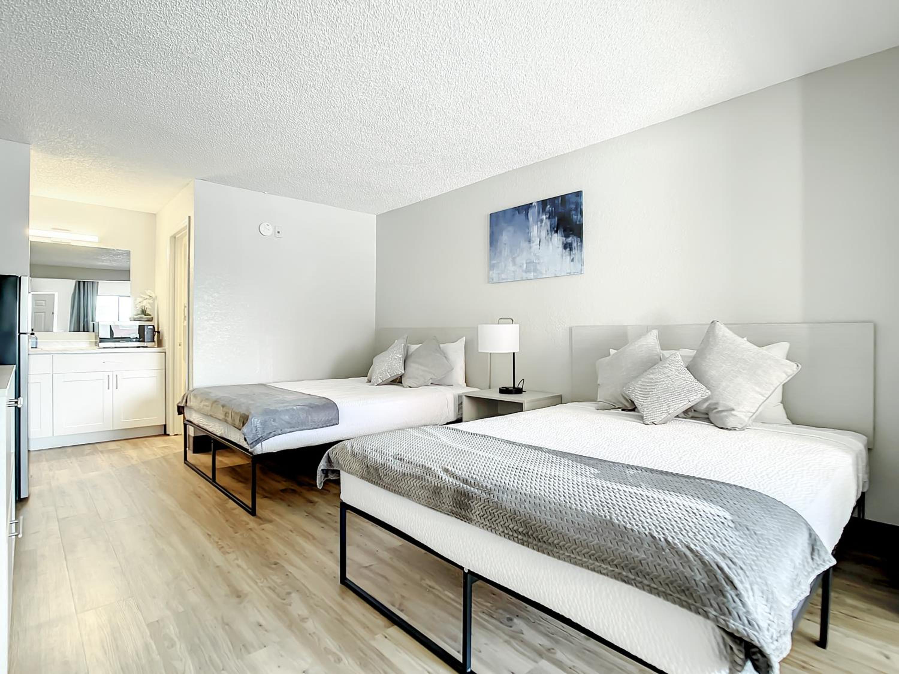 Superior Queen Room with Two Queen Beds photo 2