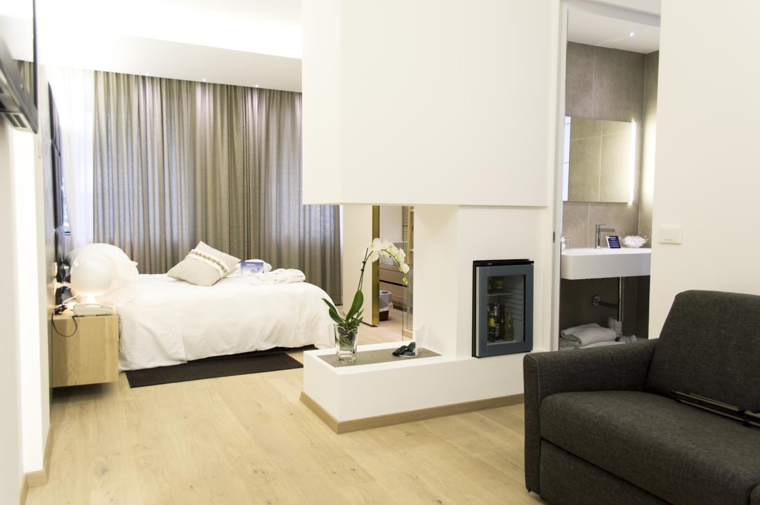 Suite with Spa Bath - Photo 5