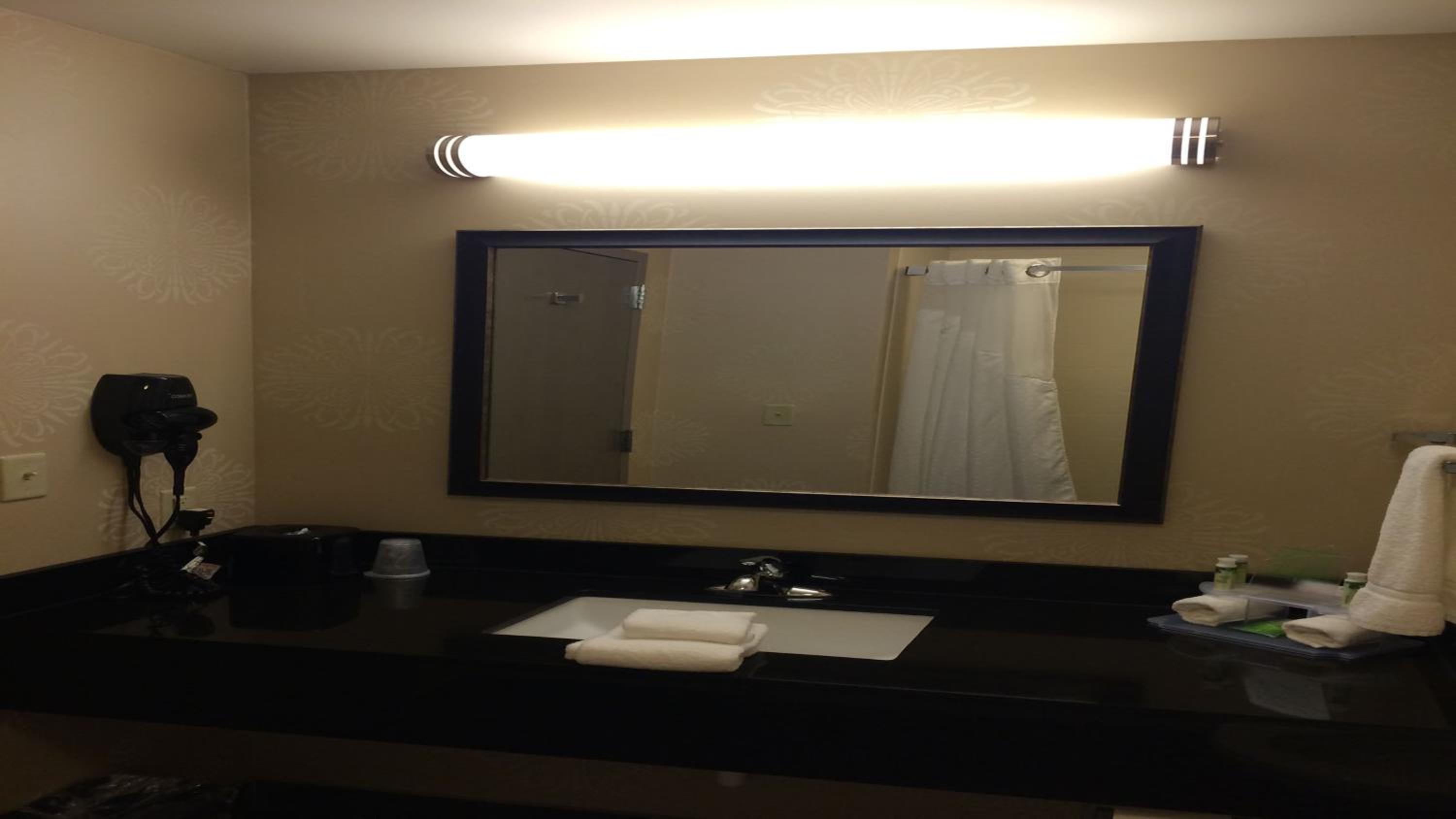 Standard King Room - Communications Accessible photo 2