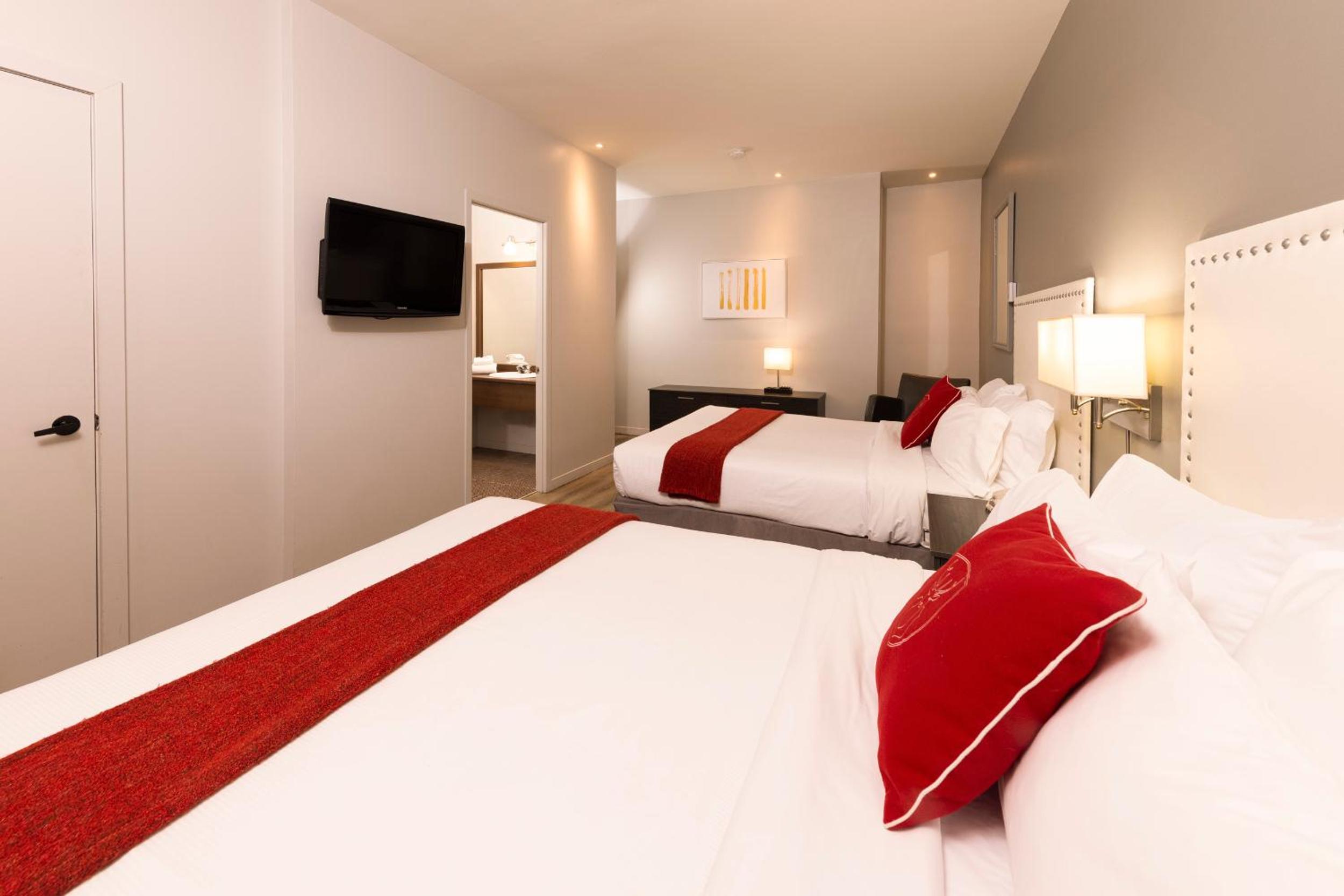 Queen Room with Two Queen Beds - Photo 4