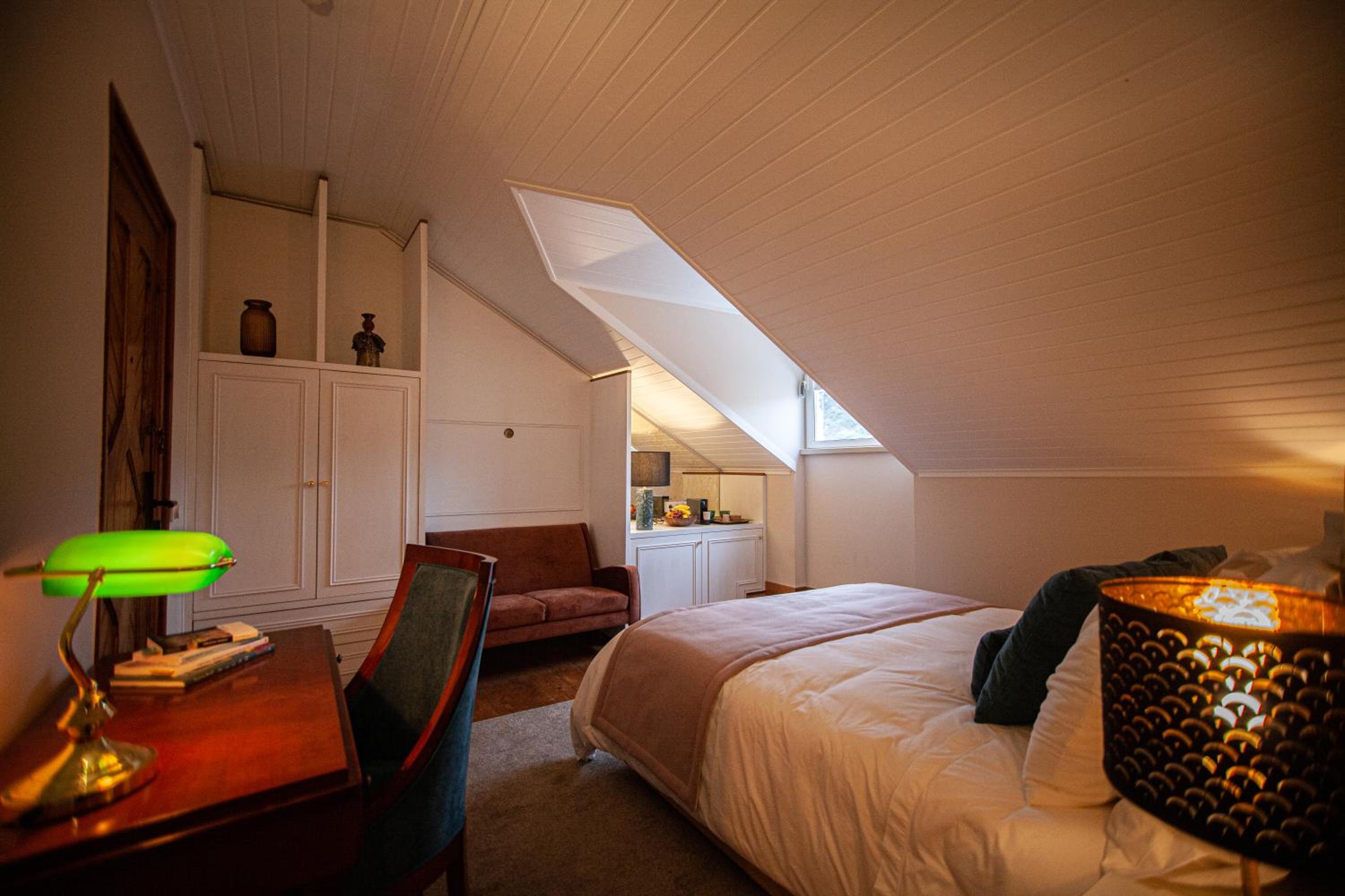 Deluxe Double Room with Side Sea View photo 2