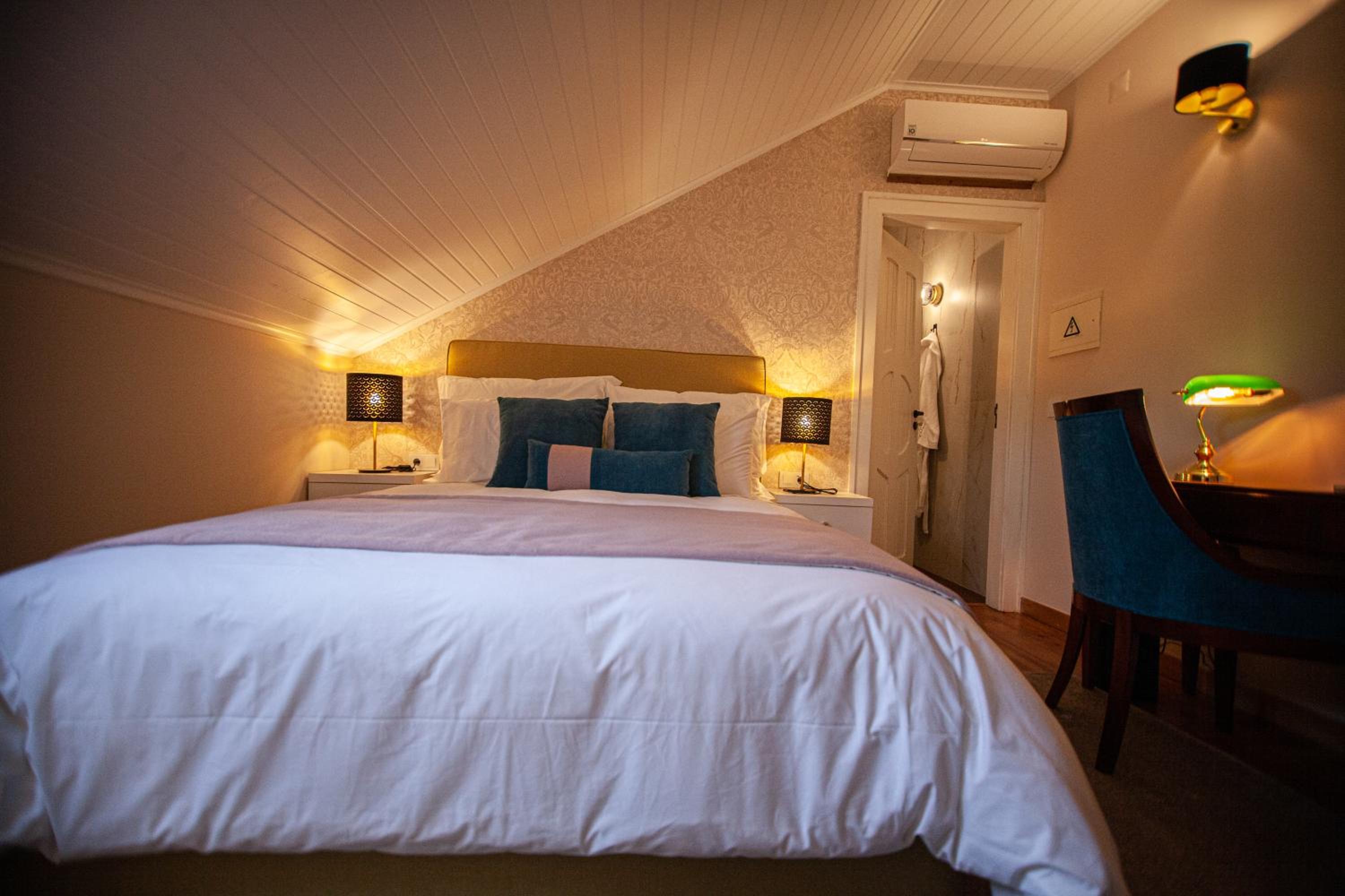 Deluxe Double Room with Side Sea View photo 3