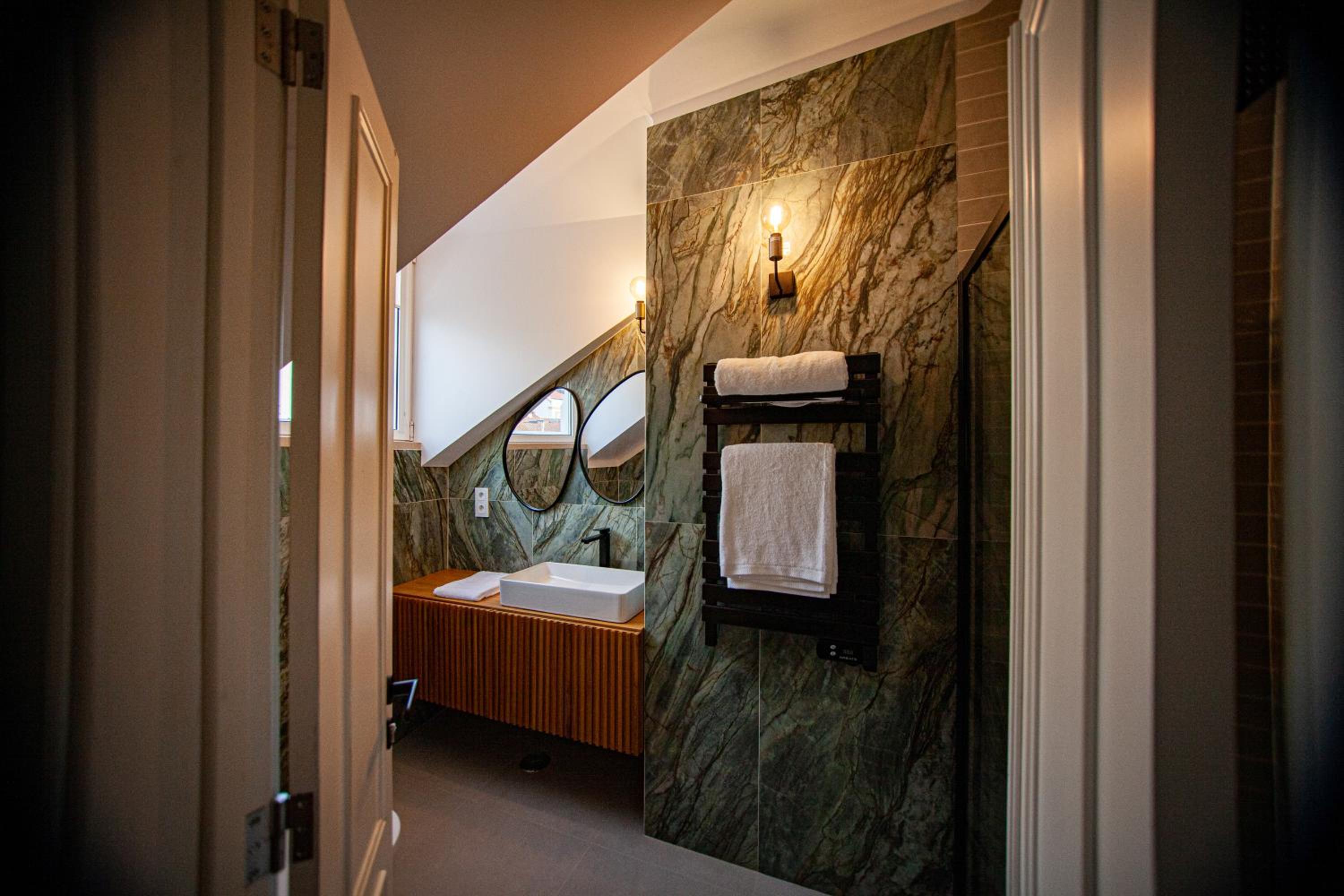 Deluxe Double Room with Balcony - Photo 3