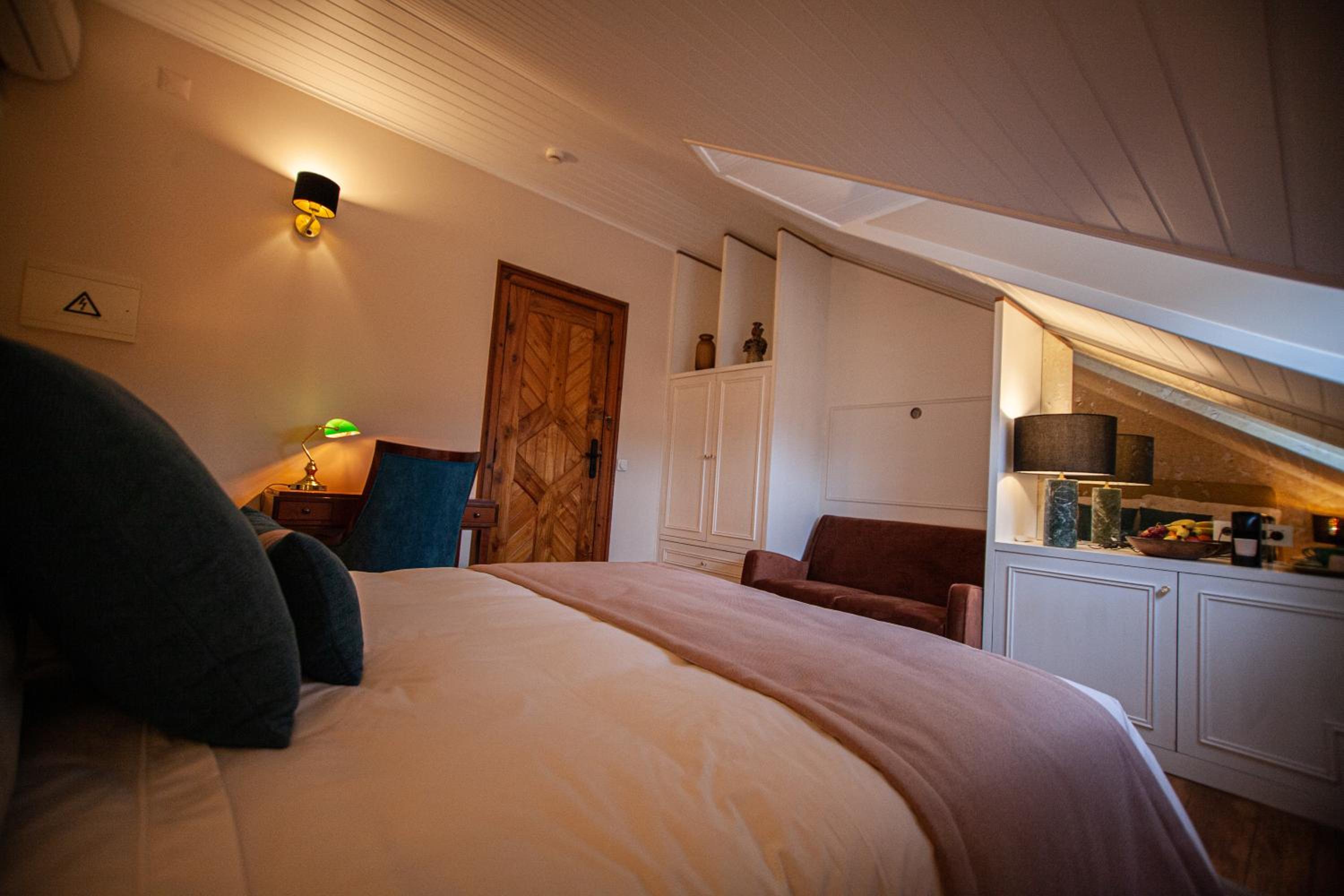 Deluxe Double Room with Side Sea View