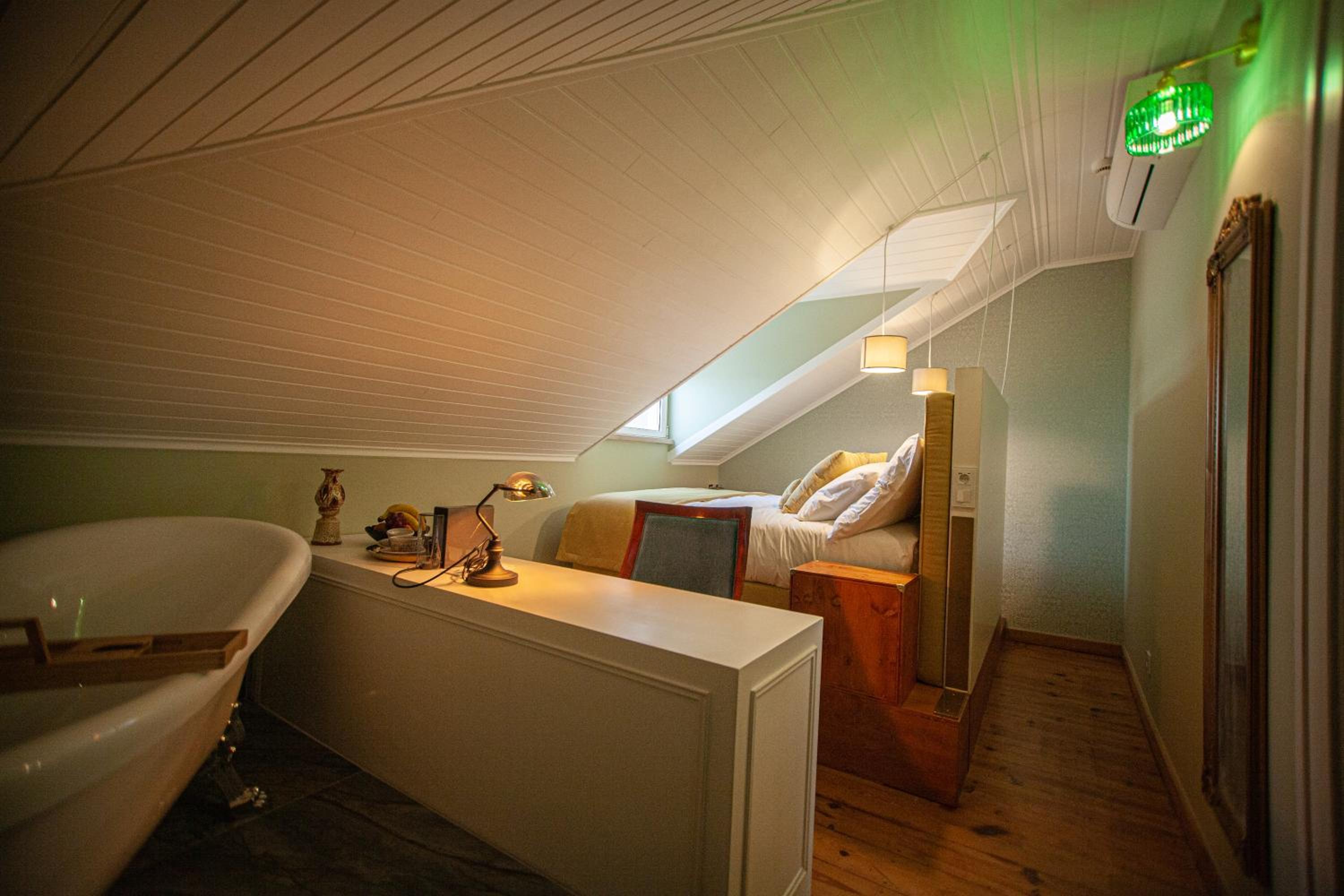 Queen Room with Sea View - Photo 4