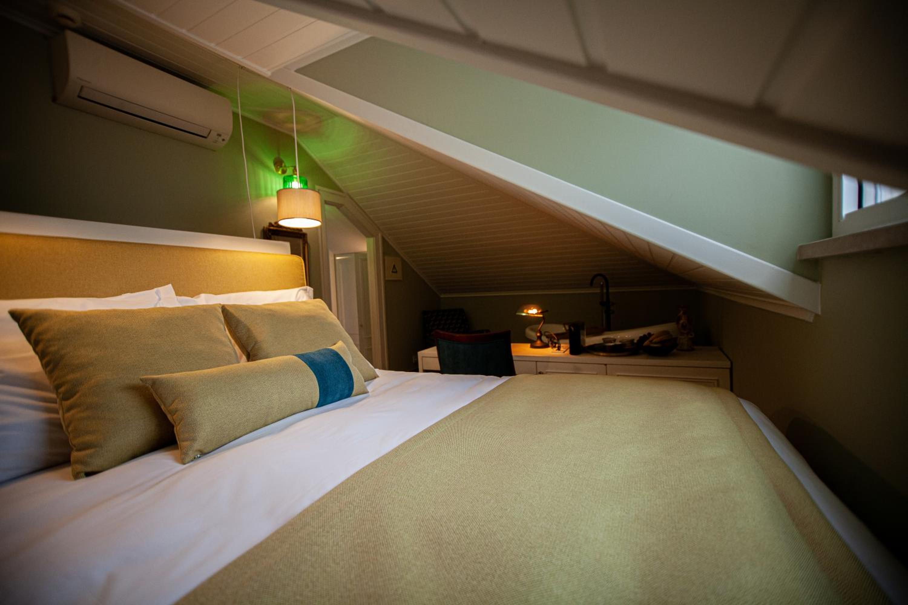 Queen Room with Sea View - Photo 5