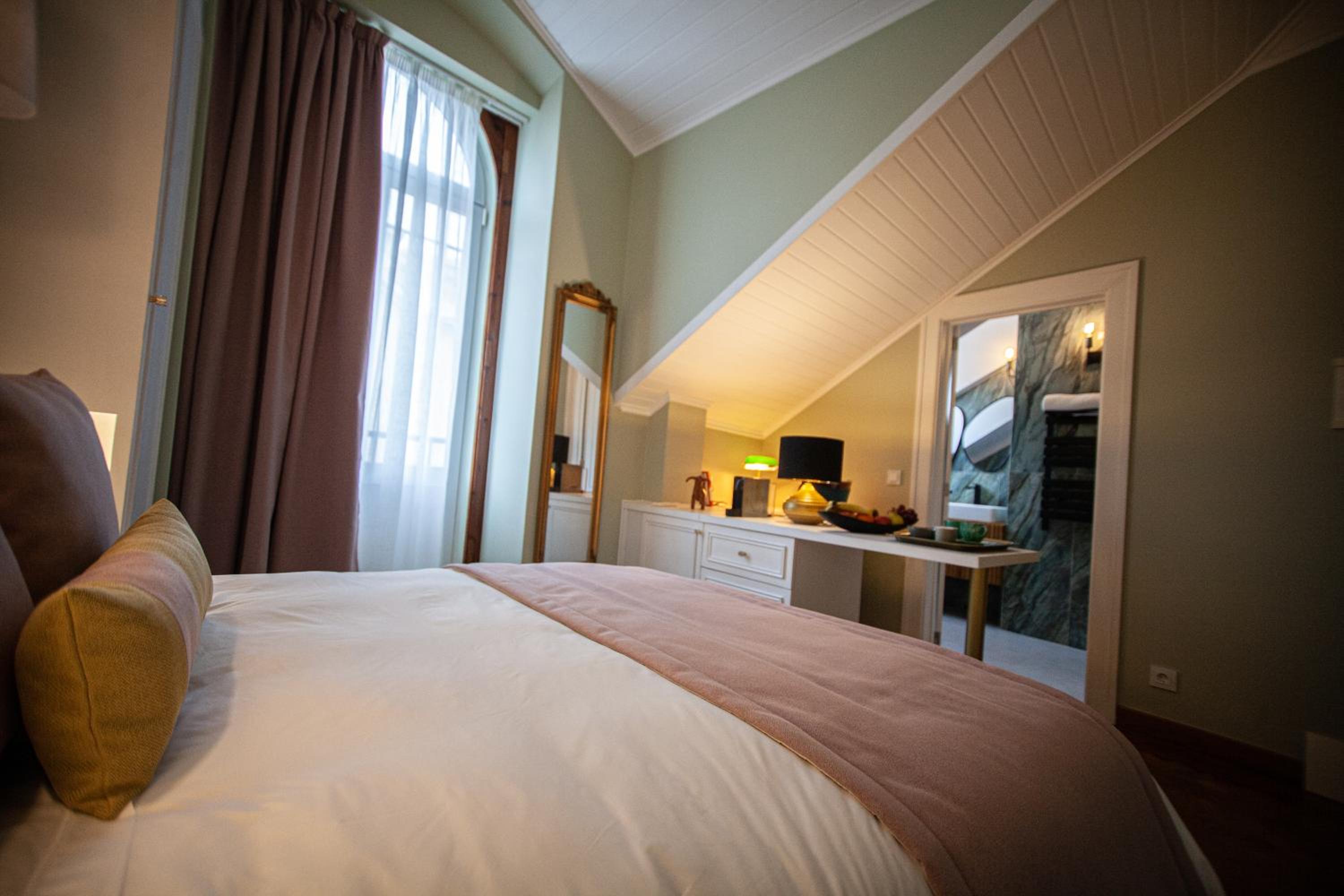 Deluxe Double Room with Balcony - Photo 4