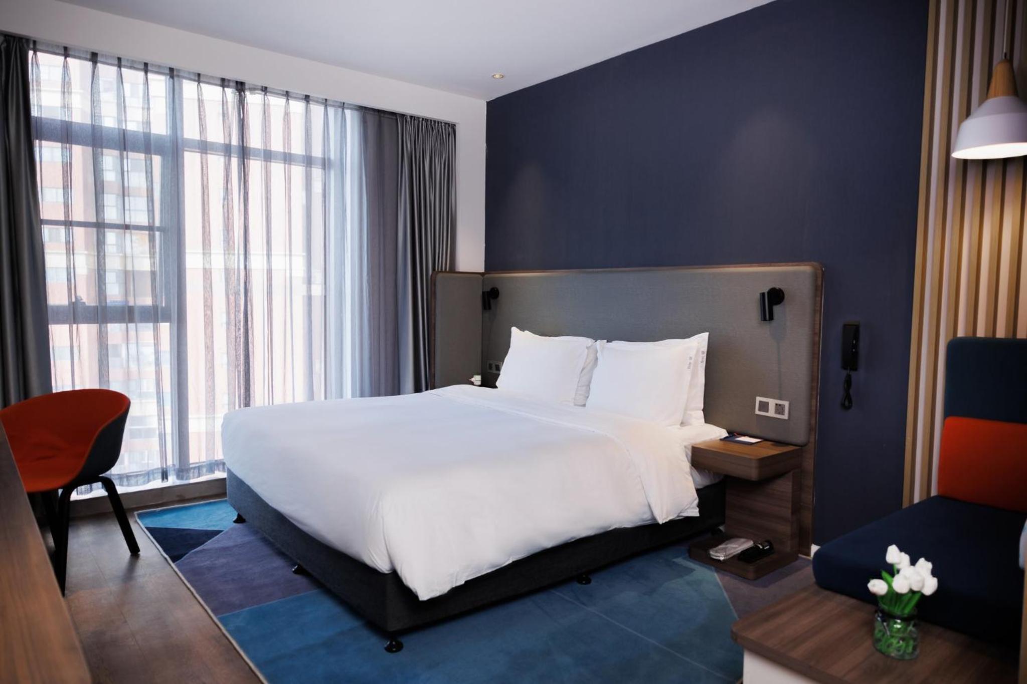 Standard King Room - Photo 7
