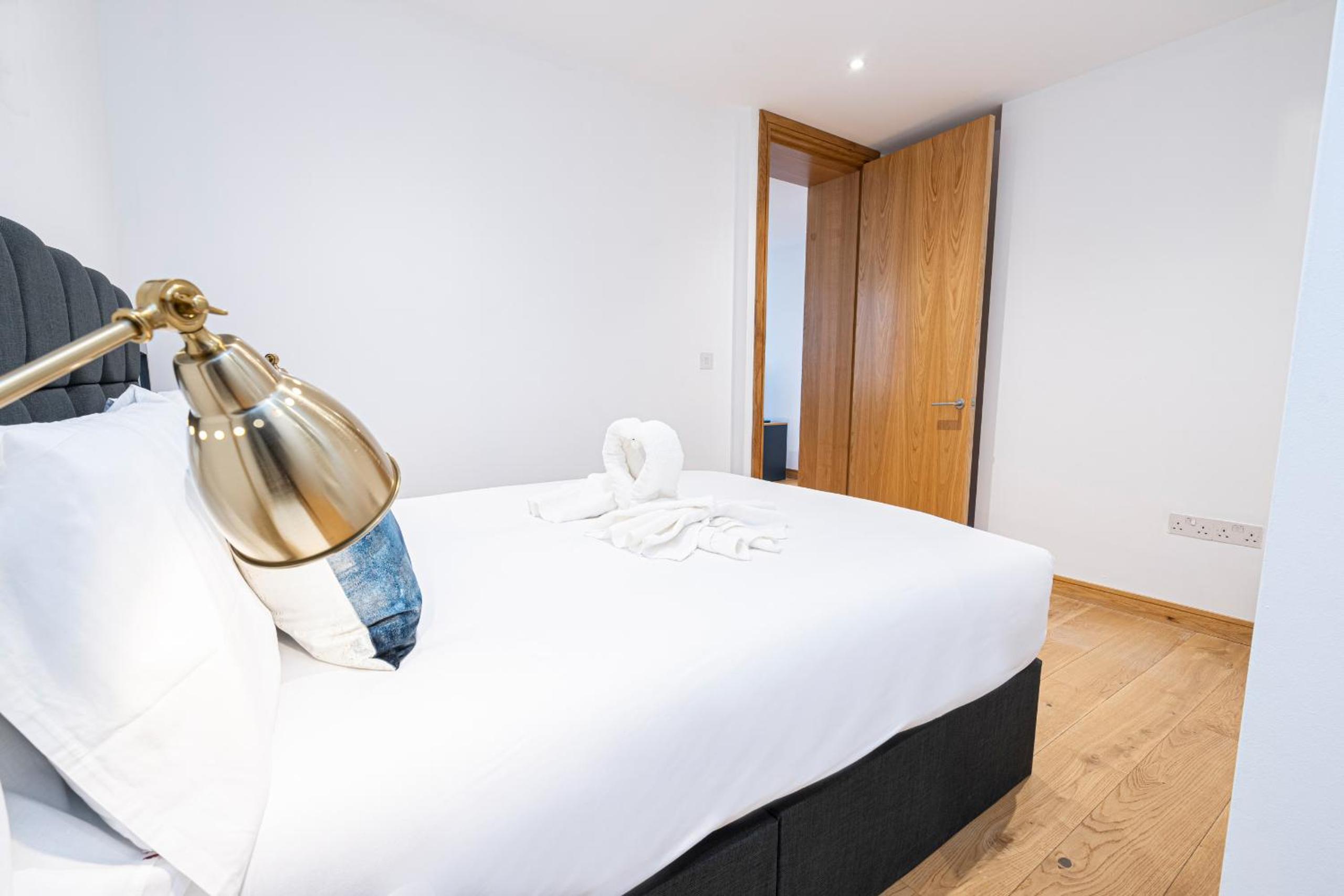 Deluxe Two-Bedroom Apartment with City View photo 2