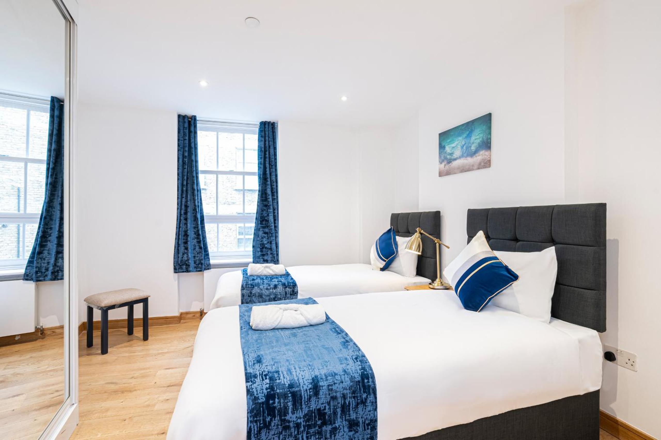Deluxe Two-Bedroom Apartment with City View photo 3