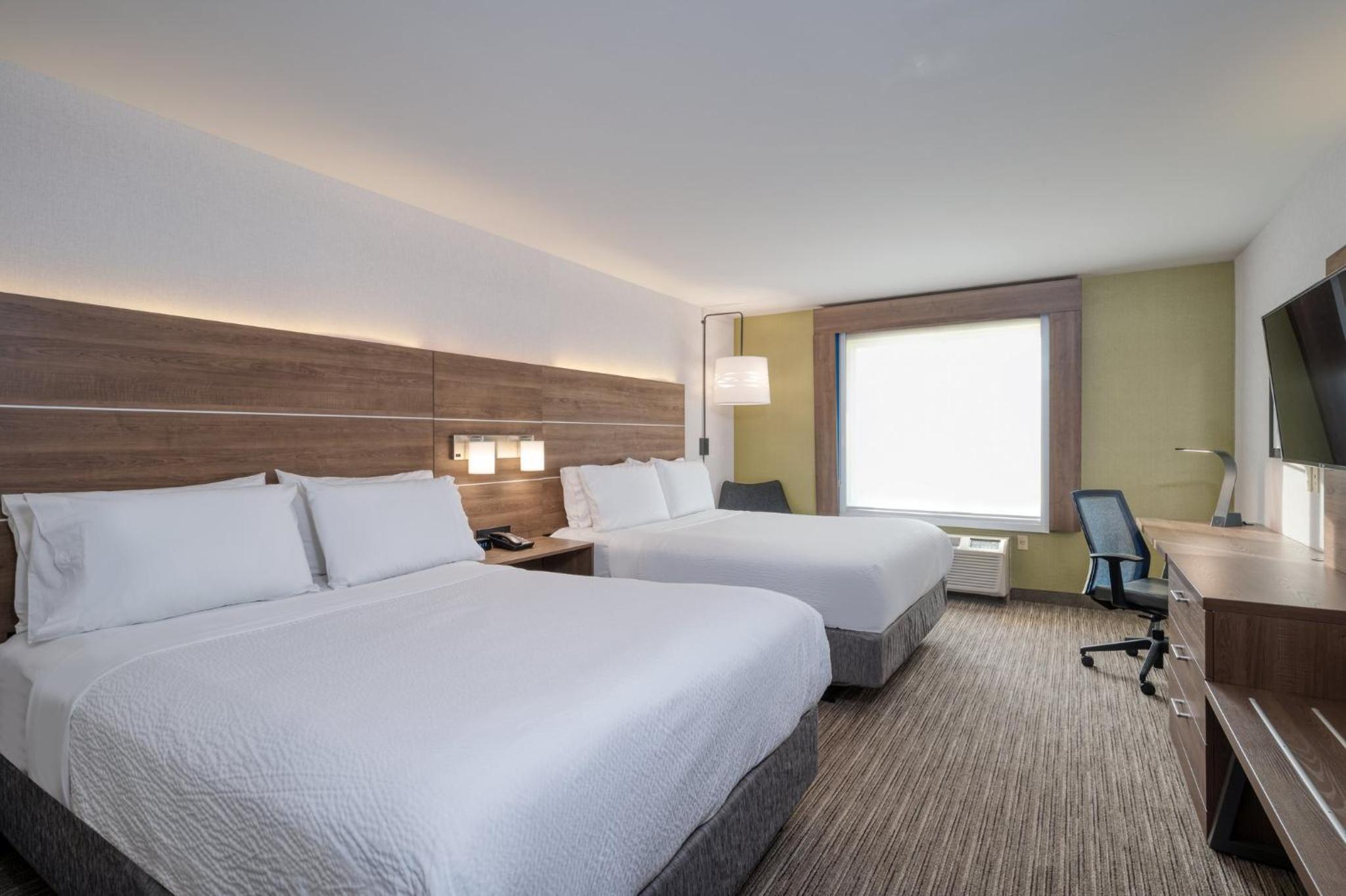 Standard Queen Room with Two Queen Beds - Photo 2