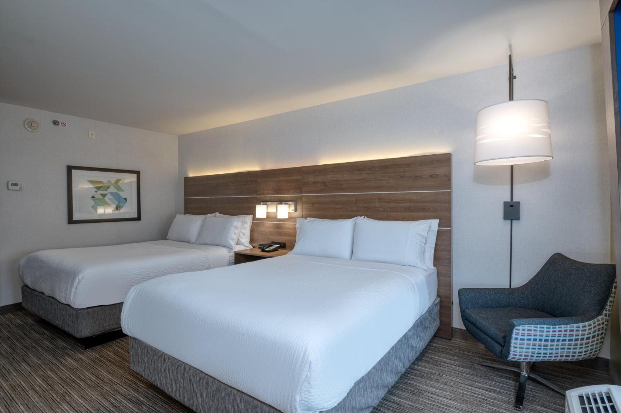 Standard Queen Room with Two Queen Beds - Photo 3