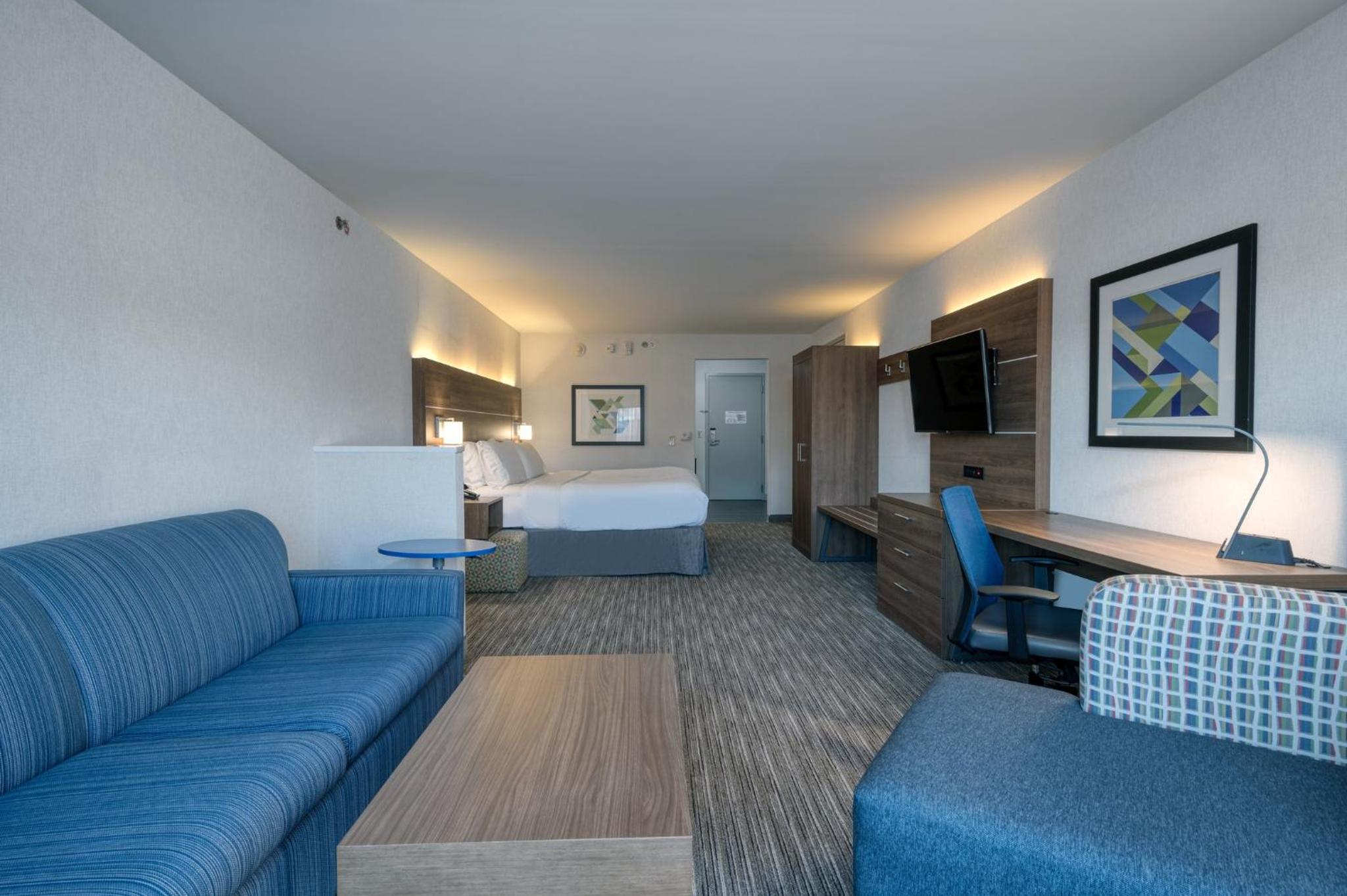 King Suite with Sofa Bed - Non-Smoking - Photo 3