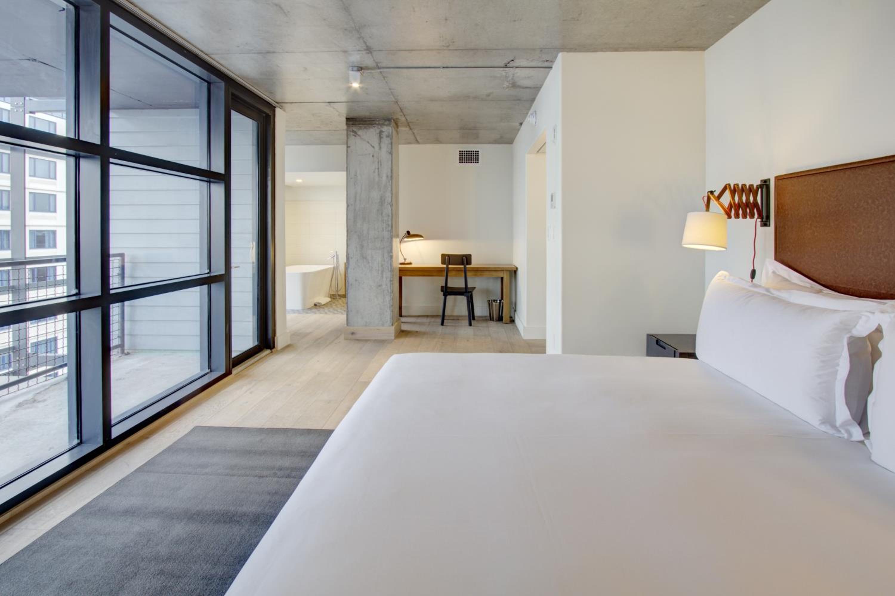 Studio King Room with Balcony photo 1