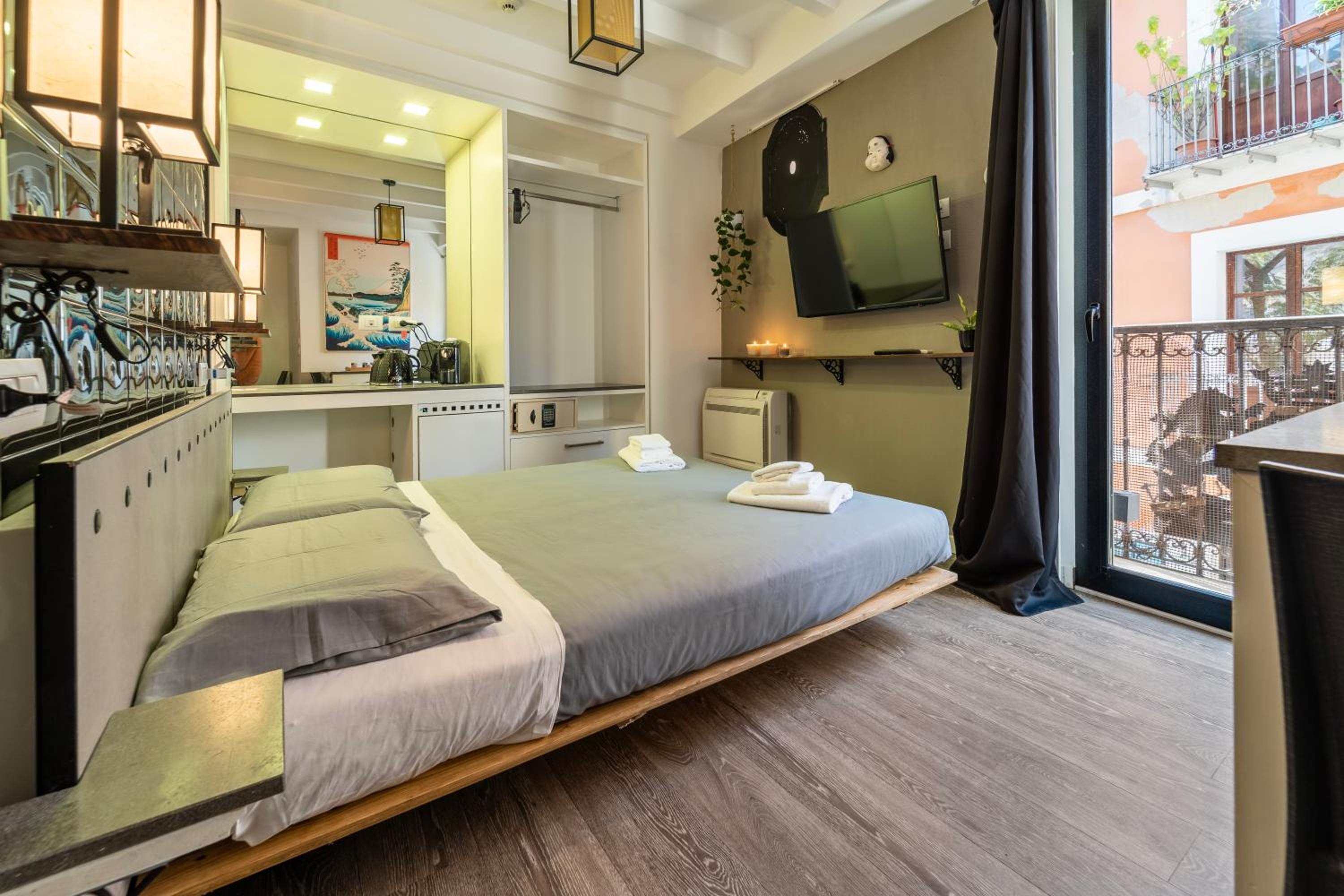 Queen Suite with Spa Bath photo 1