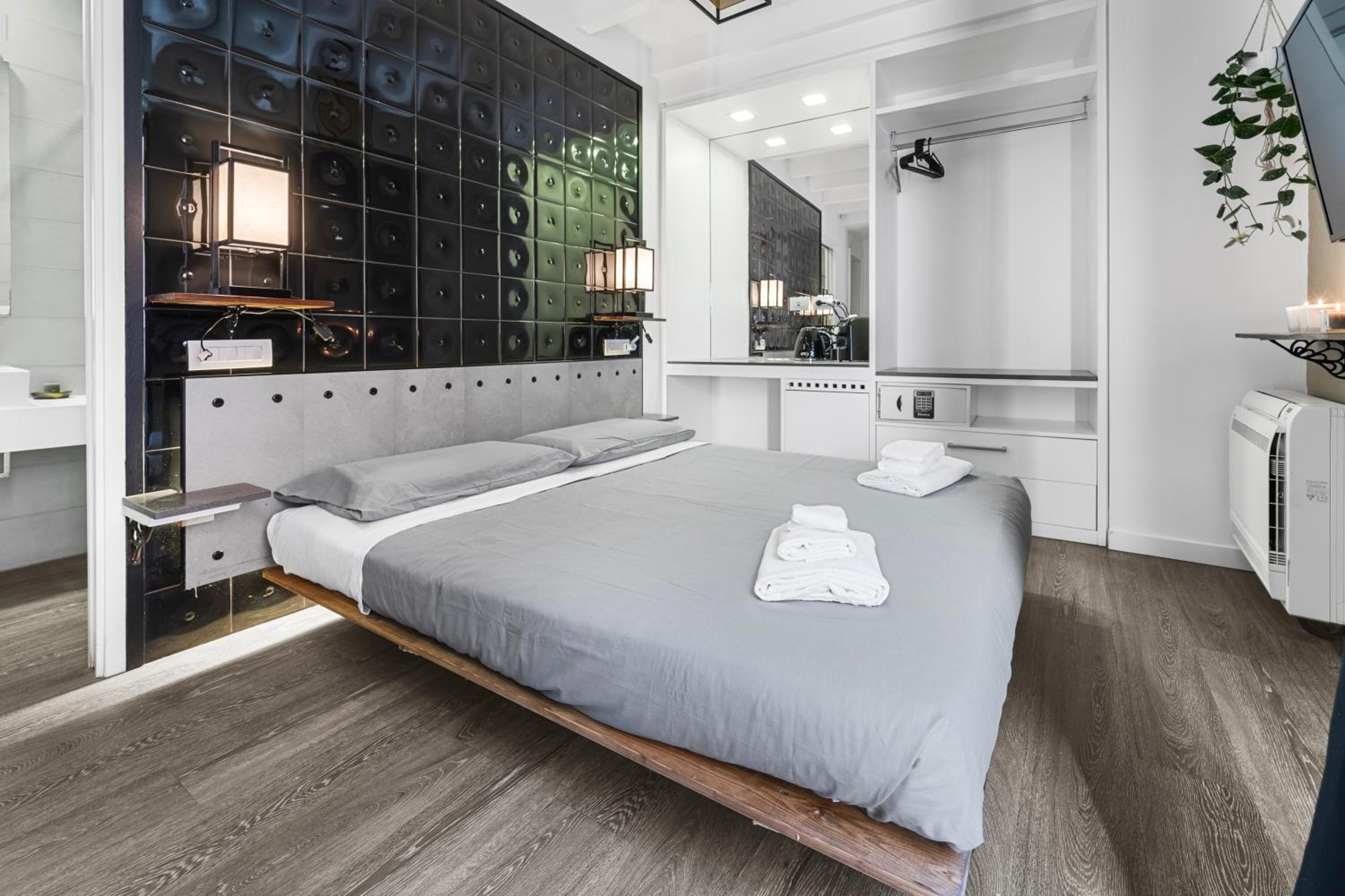 Queen Suite with Spa Bath photo 3