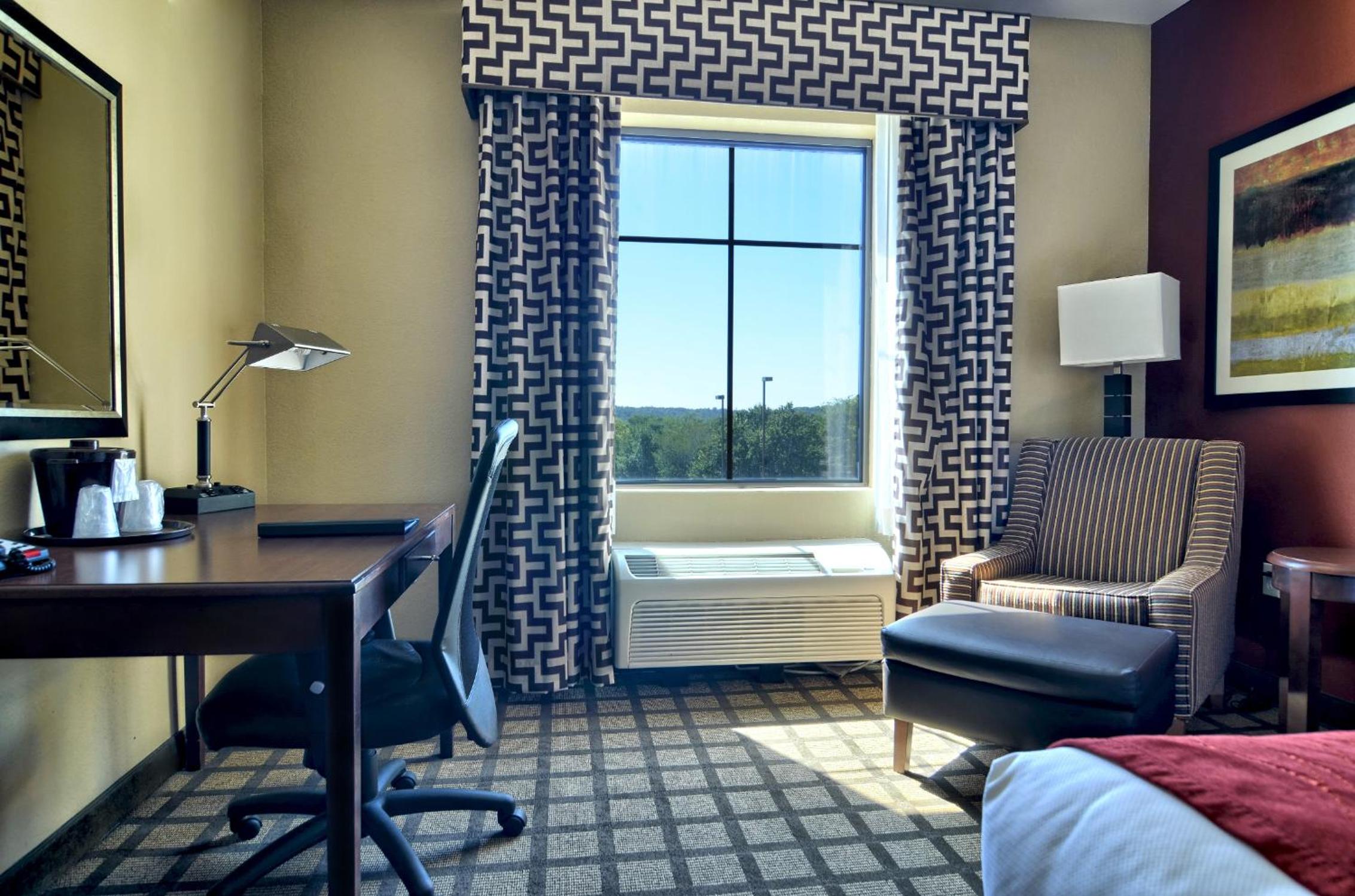 Queen Room with Two Queen Beds - Non-Smoking photo 3