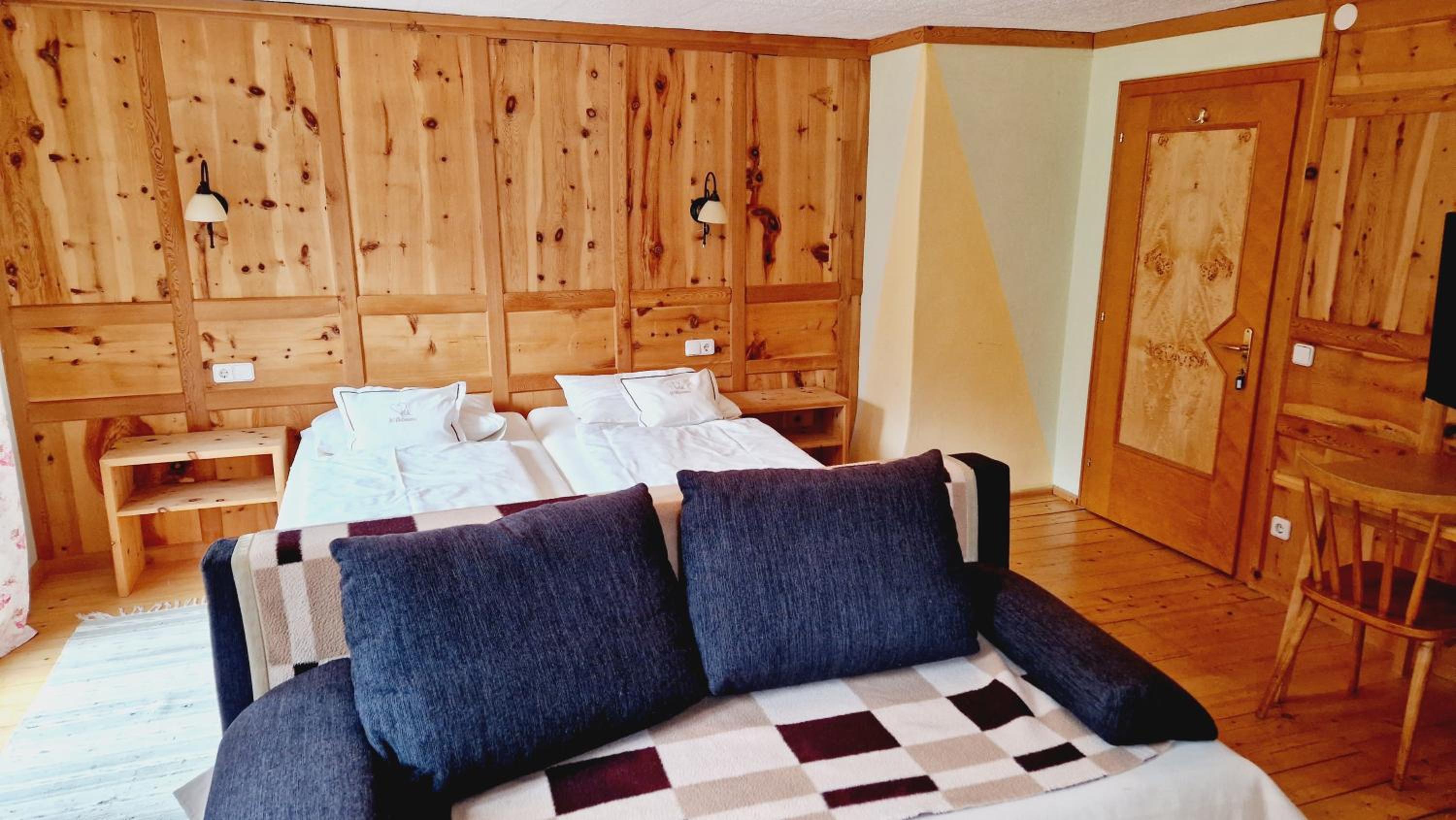 Deluxe Double Room with Shower - Photo 10