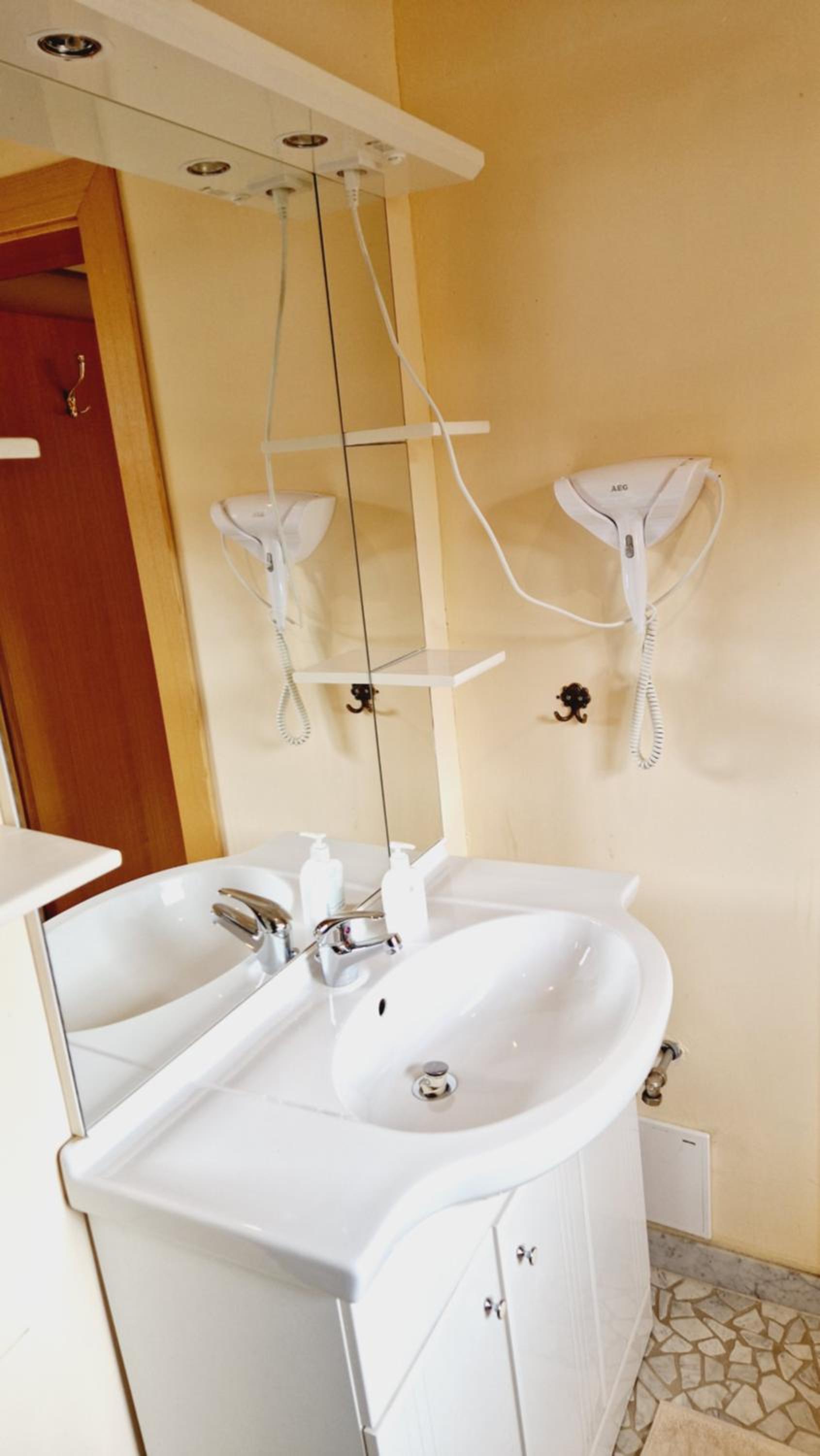 Deluxe Double Room with Shower - Photo 4