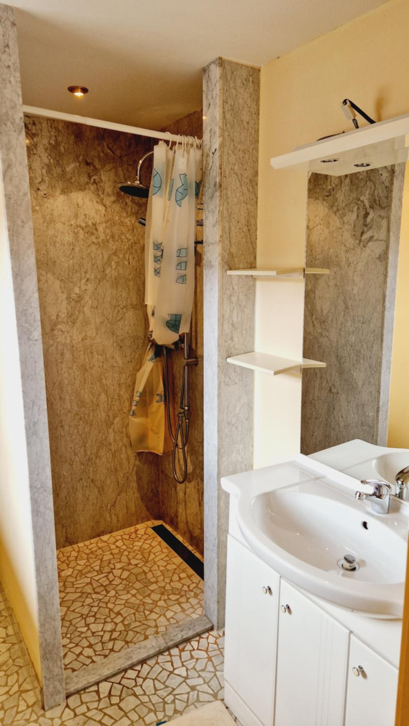 Deluxe Double Room with Shower - Photo 6
