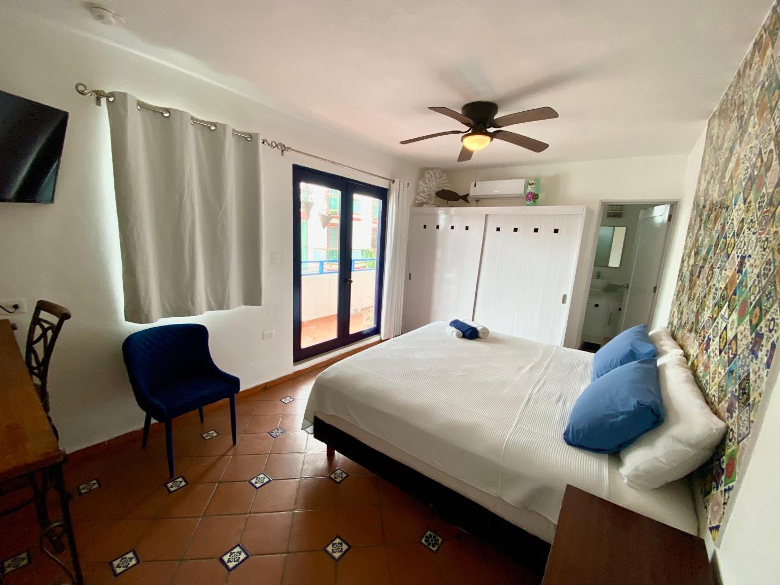 Suite with Balcony - Photo 11