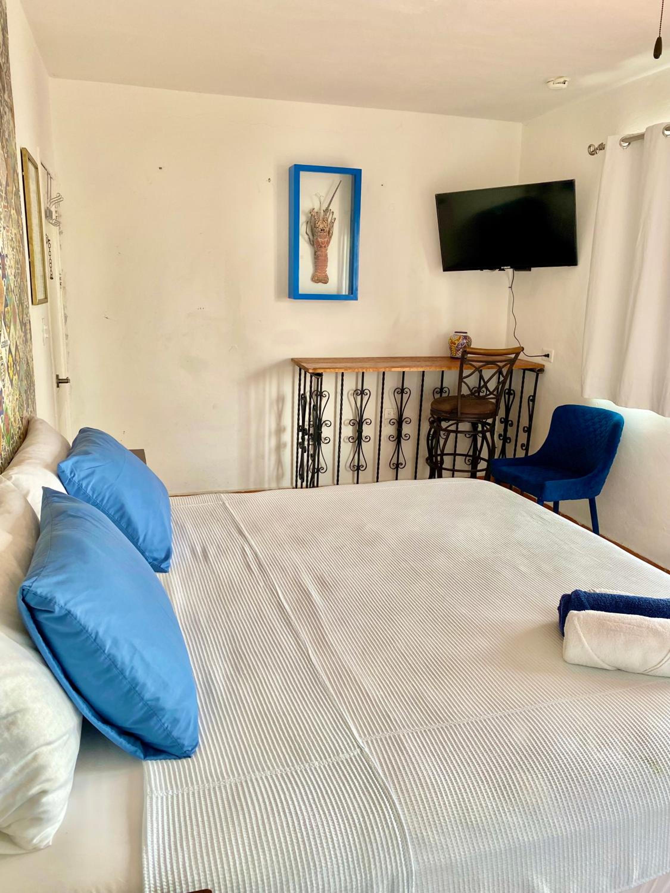 Suite with Balcony - Photo 8