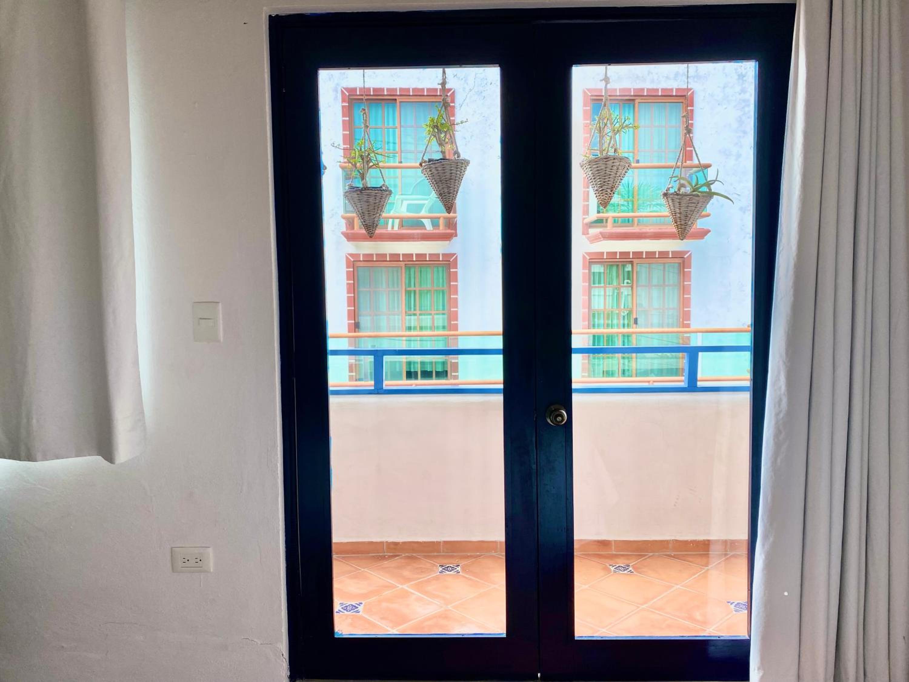 Suite with Balcony - Photo 4
