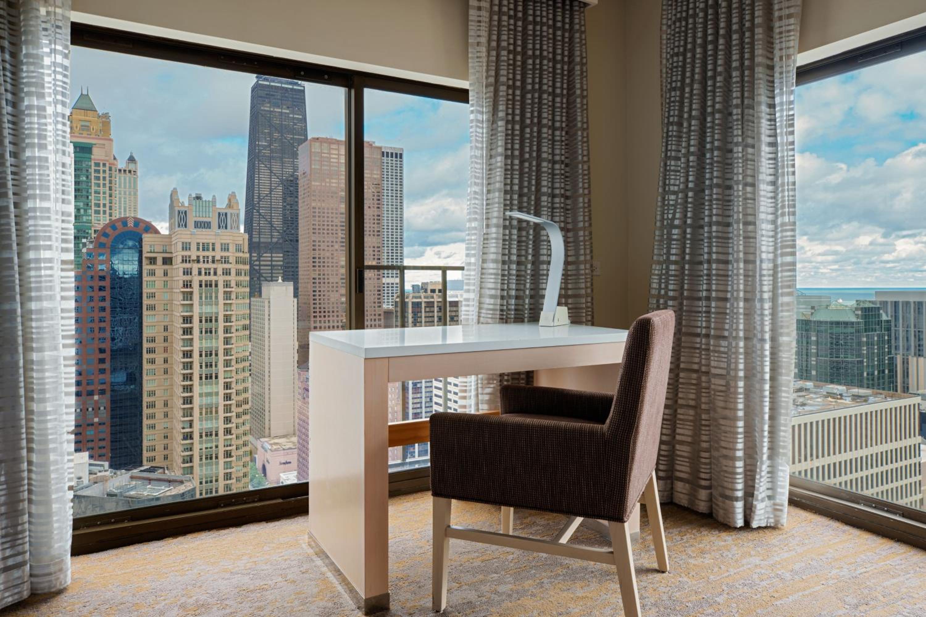 Guest room, 1 King, City view, High floor - Photo 3