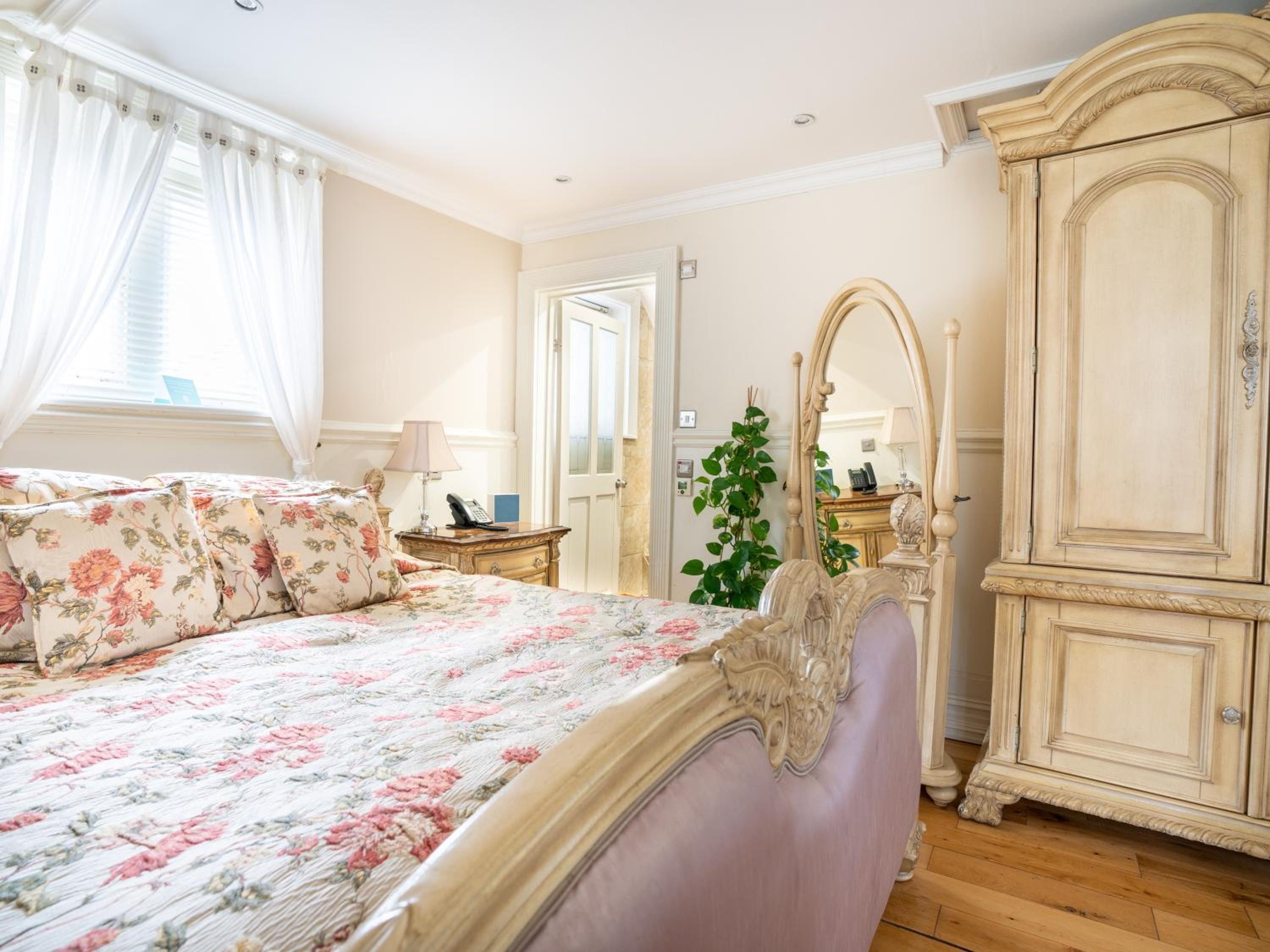 Standard Double Room with Shower -Mews building photo 2